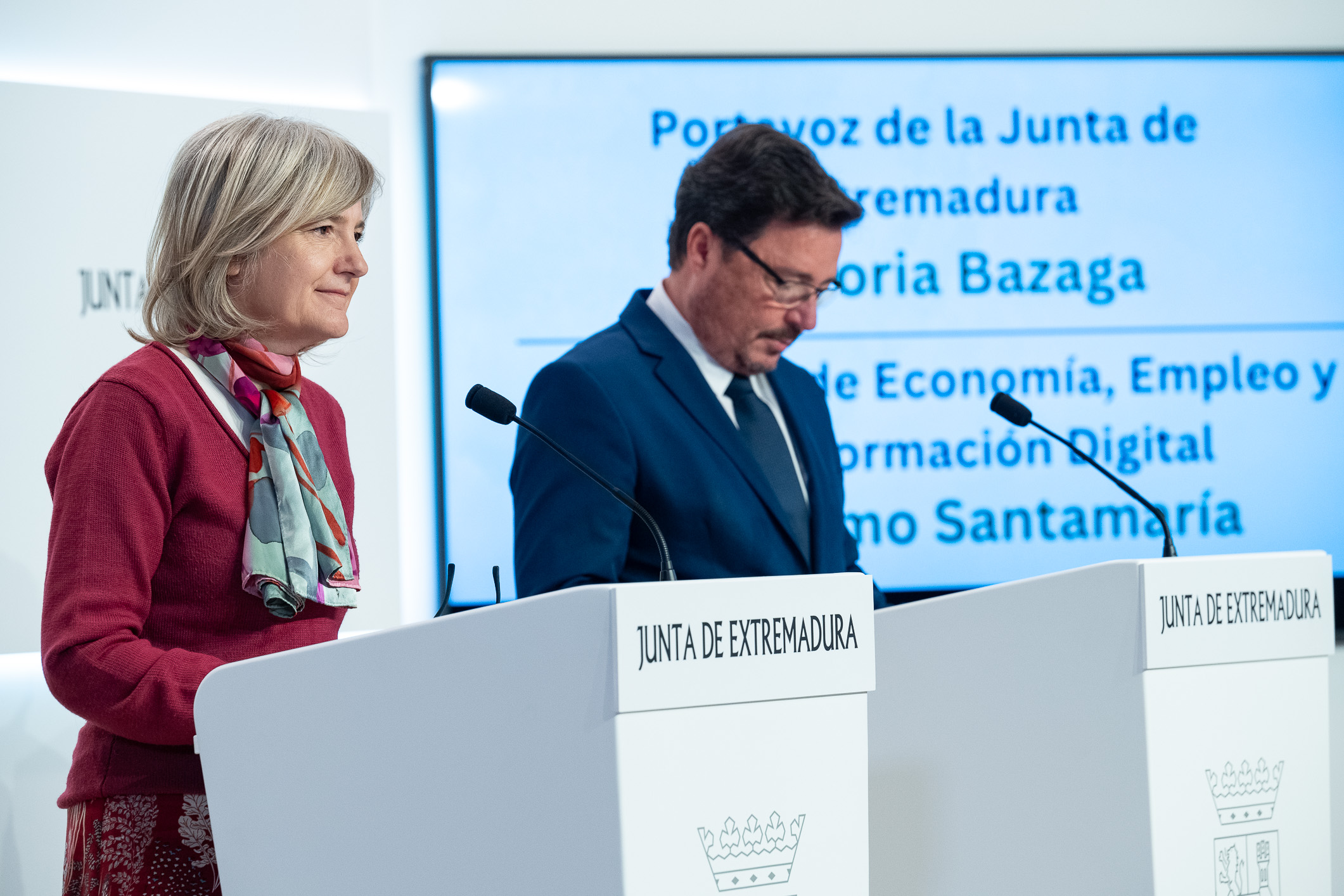 La portavoz de la Junta de Extremadura, Victoria Bazaga; y el consejero de Economía, Empleo y Transformación Digital, Guillermo Santamaría durante la rueda de prensa.