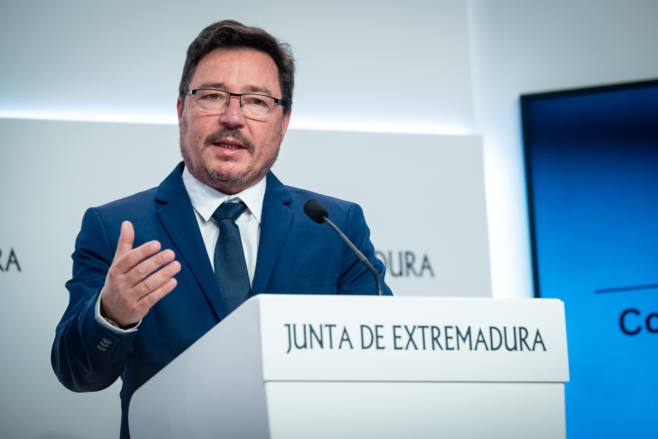 El consejero de Economía, Empleo y Transformación Digital, Guillermo Santamaría durante la rueda de prensa.