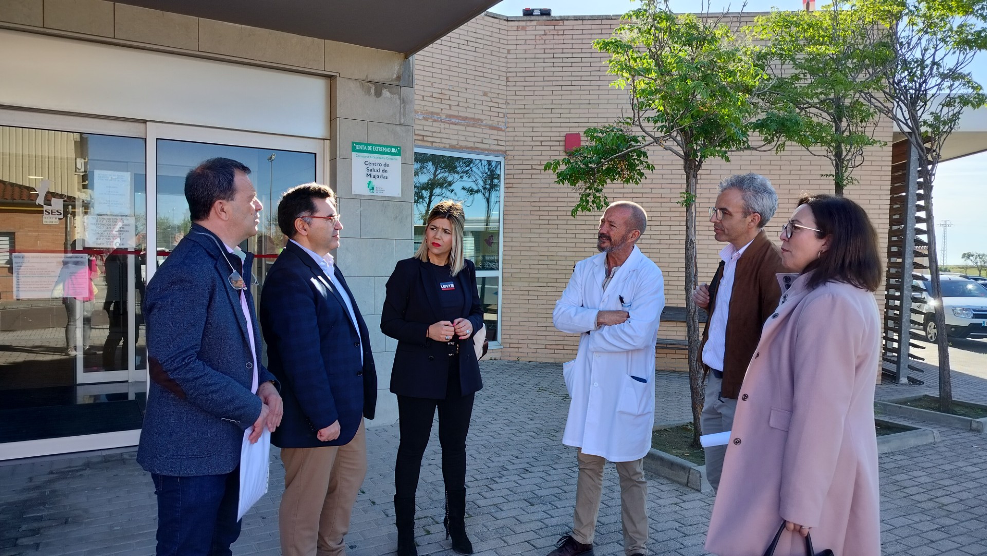 El gerente del Servicio Extremeño de Salud, Jesús Vilés, y la gerente del Área de Salud de Cáceres, Encarna Solís,  en su visita al Centro de Salud de Miajadas.