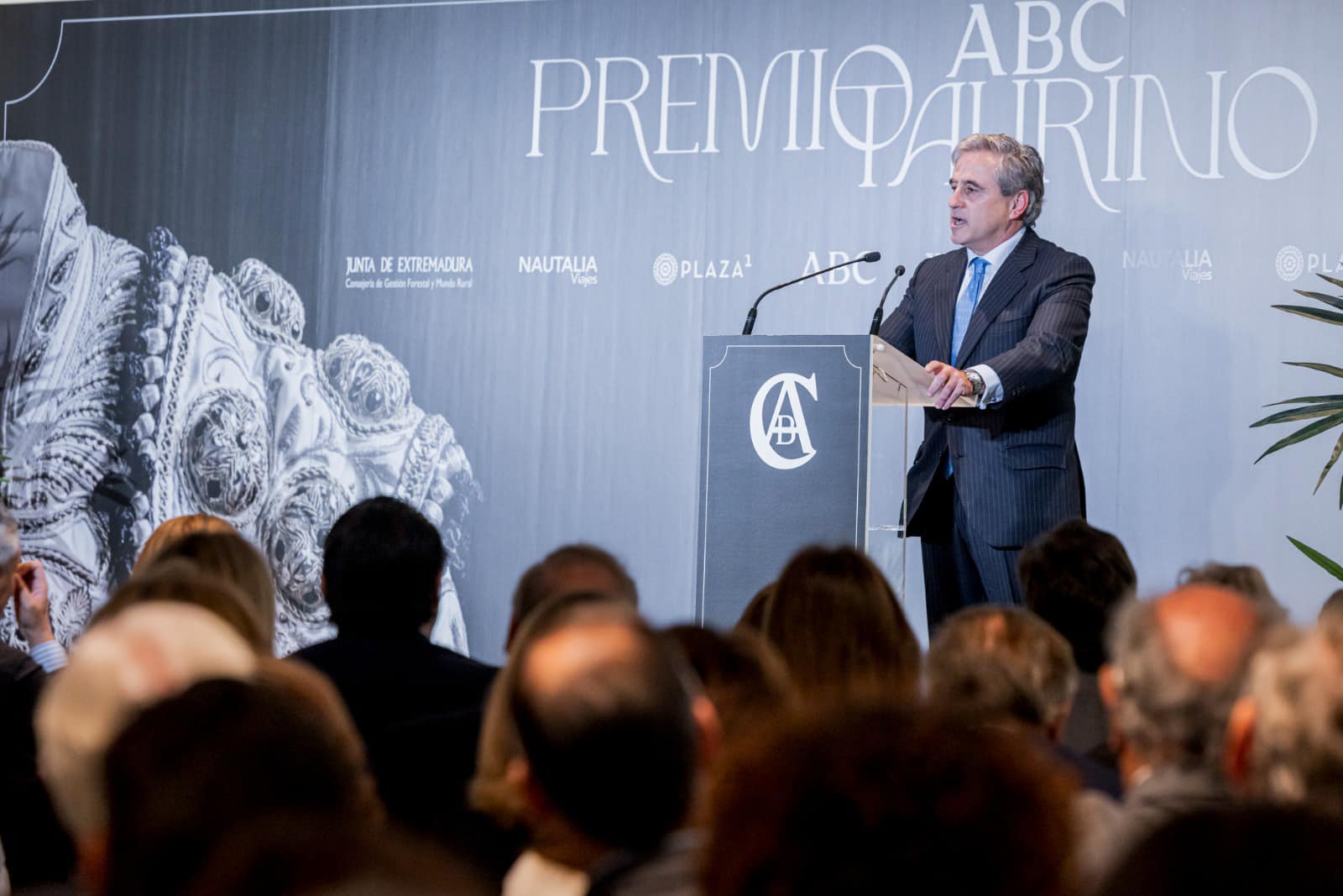 Image 1 of article El consejero Ignacio Higuero destaca la apuesta extremeña por la tauromaquia en el acto de entrega del premio taurino ABC a Curro Romero