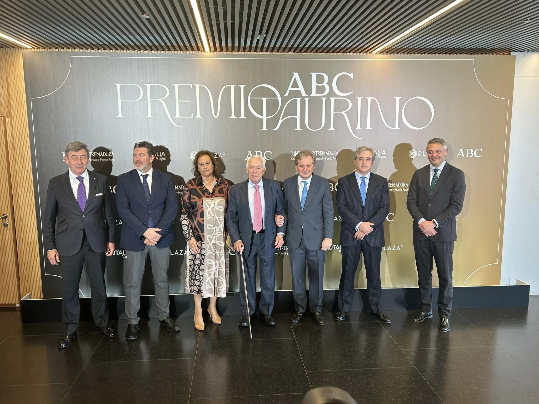 Image 3 of article El consejero Ignacio Higuero destaca la apuesta extremeña por la tauromaquia en el acto de entrega del premio taurino ABC a Curro Romero