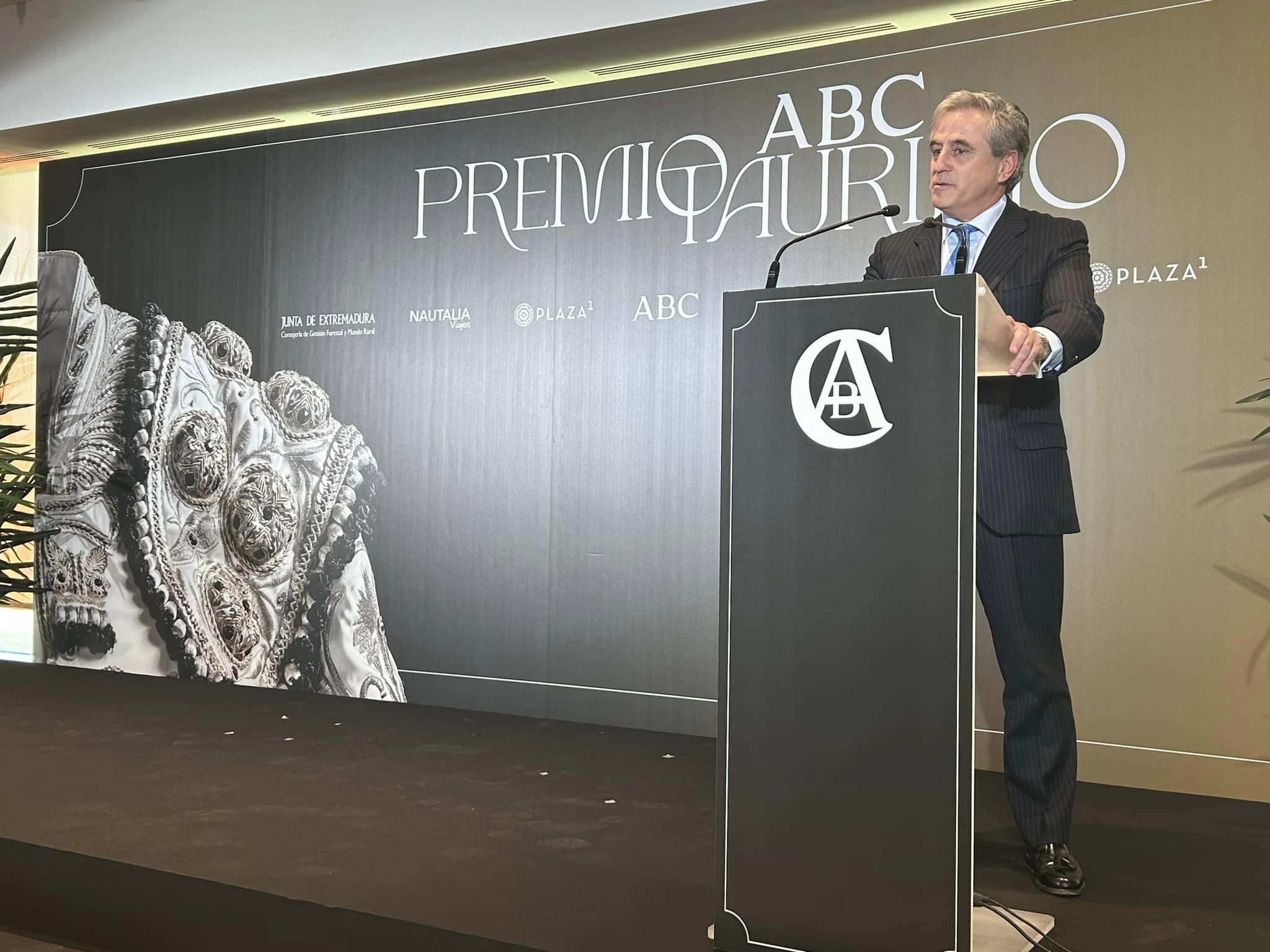 Image 5 of article El consejero Ignacio Higuero destaca la apuesta extremeña por la tauromaquia en el acto de entrega del premio taurino ABC a Curro Romero