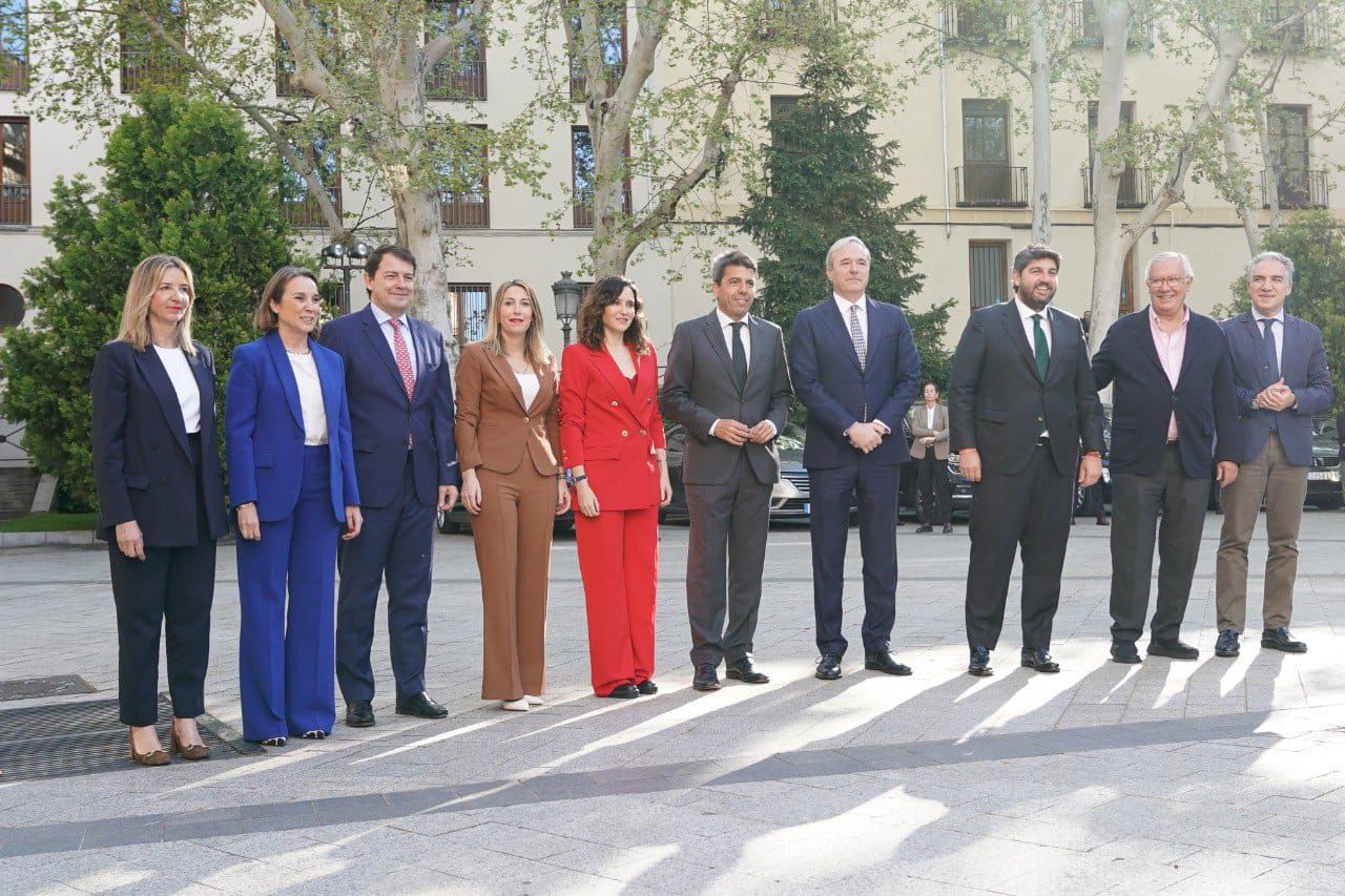 María Guardiola, junto a otros presidentes y presidentas de comunidades autónomas