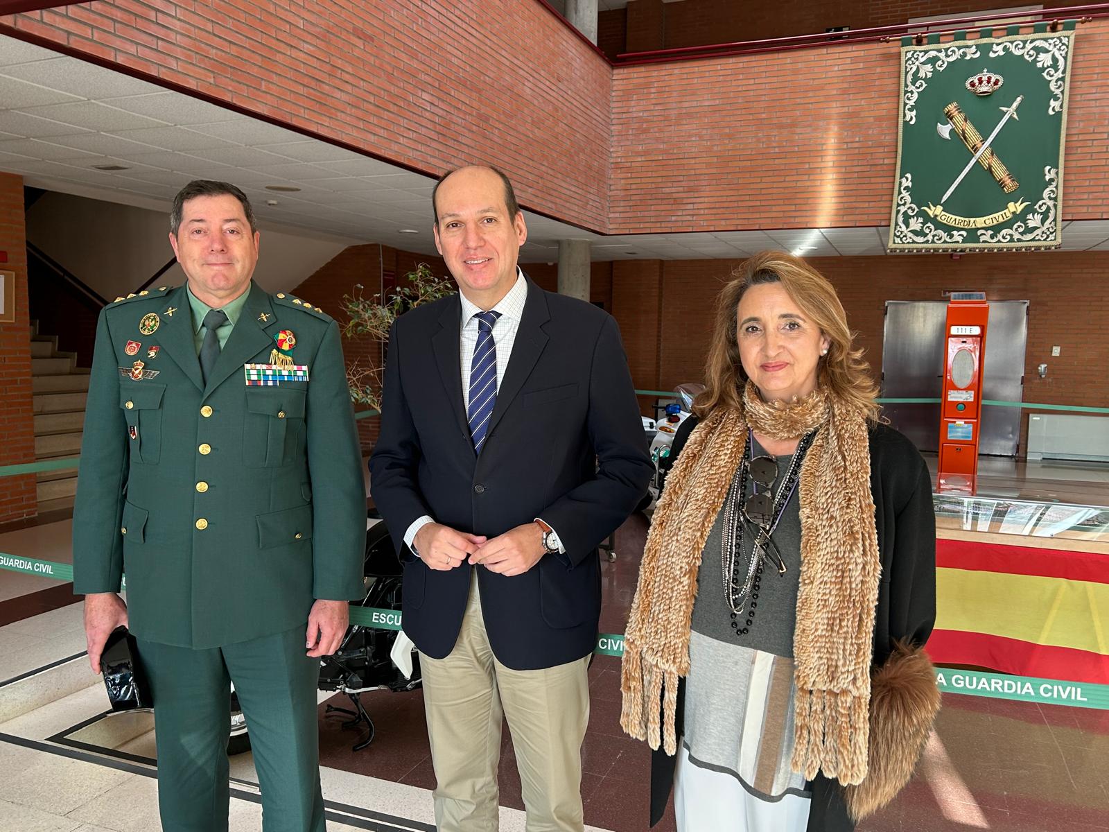 Imagen del artículo Los conductores del Parque Móvil reciben un curso de conducción eficiente y segura de vehículos híbridos en la Escuela de Tráfico de la Guardia Civil