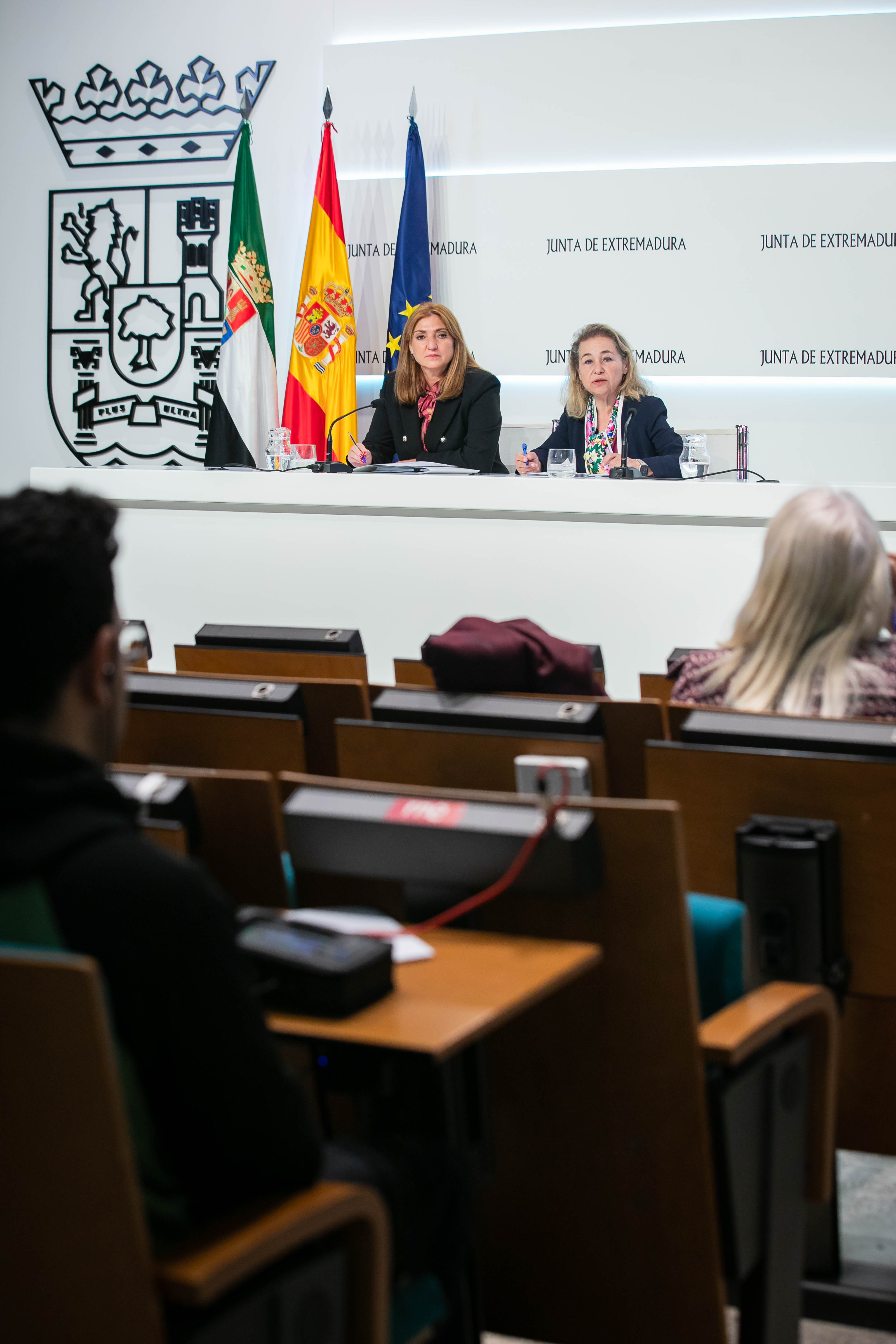 La consejera de Educación, Ciencia y Formación Profesional, María Mercedes Vaquera; y la secretaria general de Educación, María del Pilar Pérez, durante la rueda de prensa.