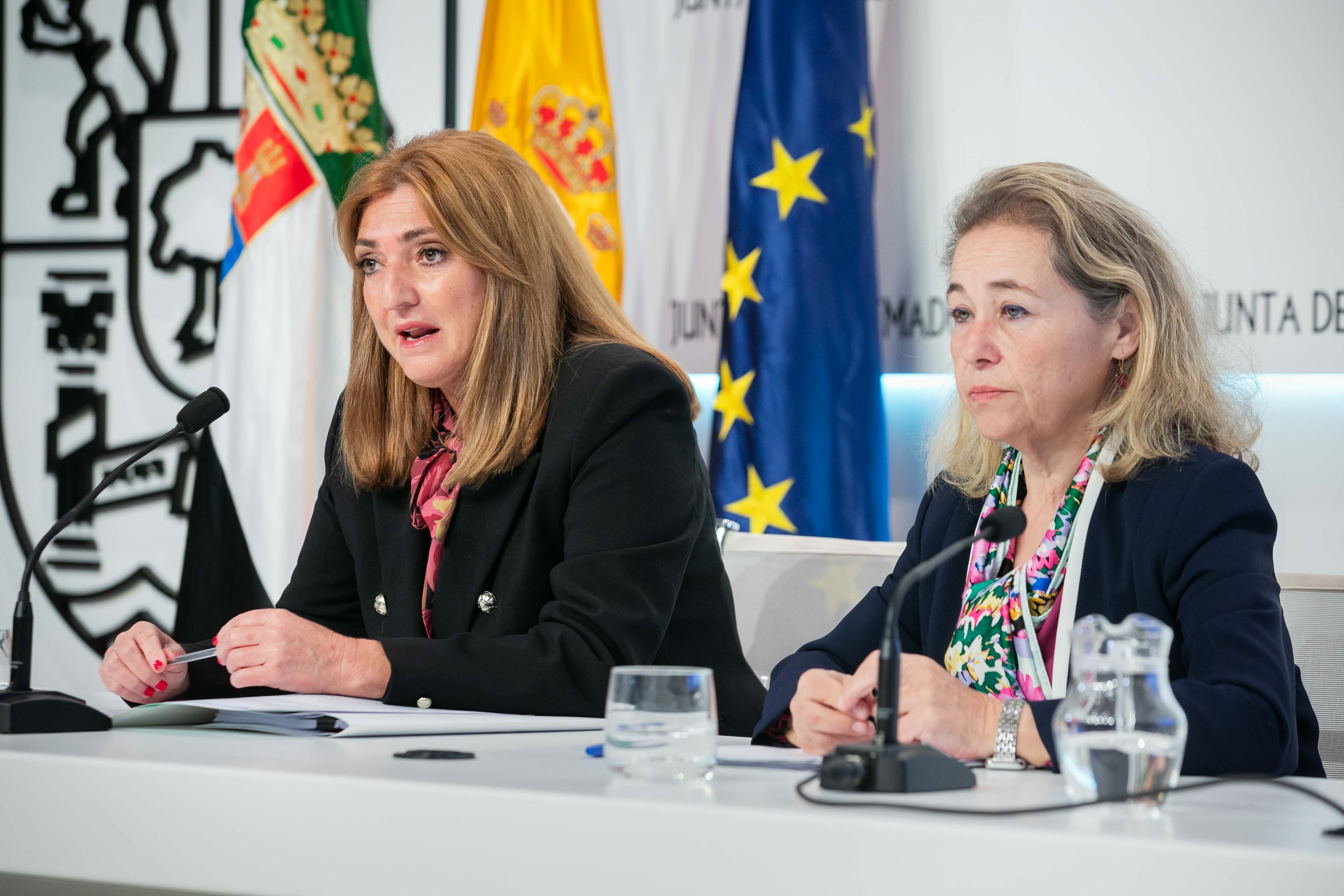 La consejera de Educación, Ciencia y Formación Profesional, María Mercedes Vaquera; y la secretaria general de Educación, María del Pilar Pérez, durante la rueda de prensa.