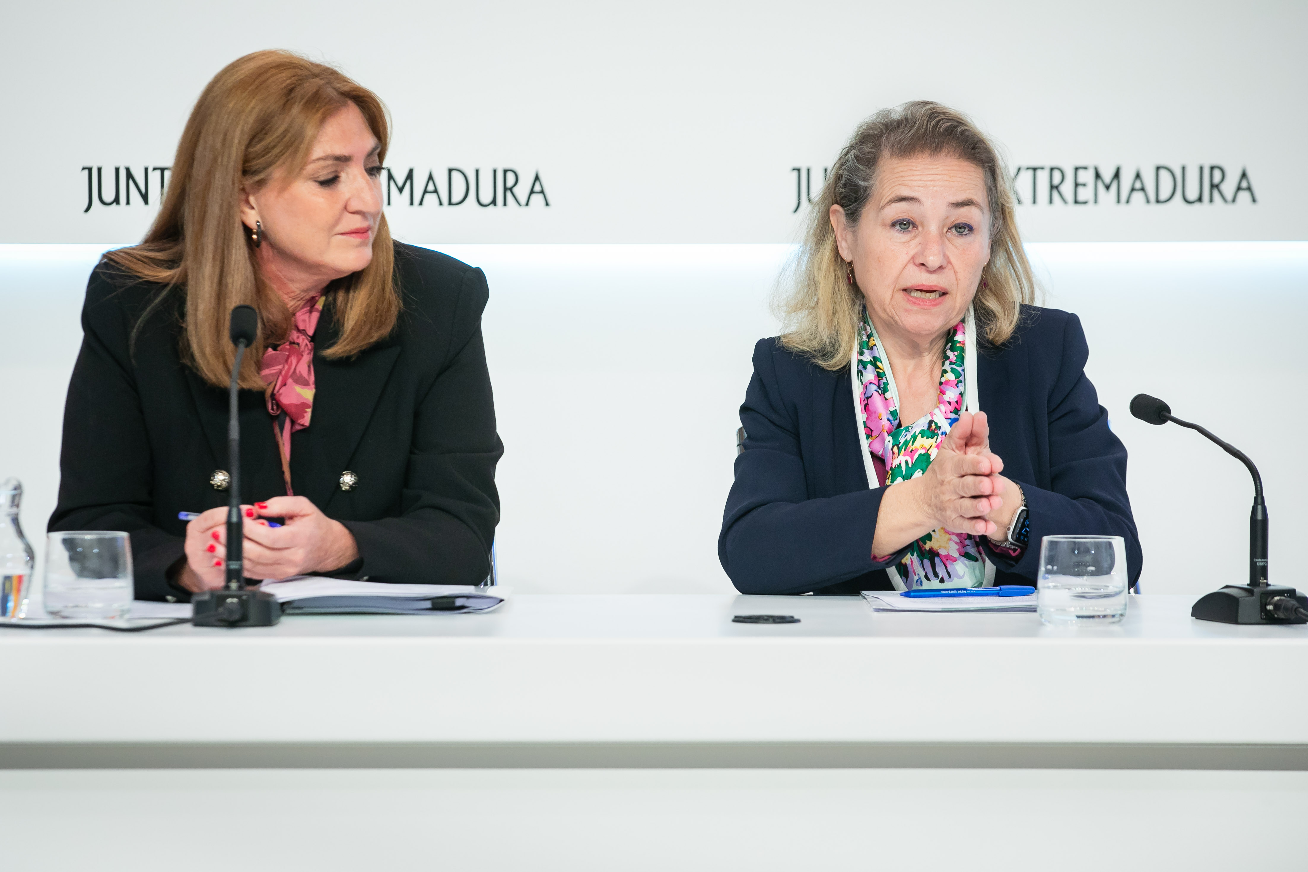 La consejera de Educación, Ciencia y Formación Profesional, María Mercedes Vaquera; y la secretaria general de Educación, María del Pilar Pérez, durante la rueda de prensa.