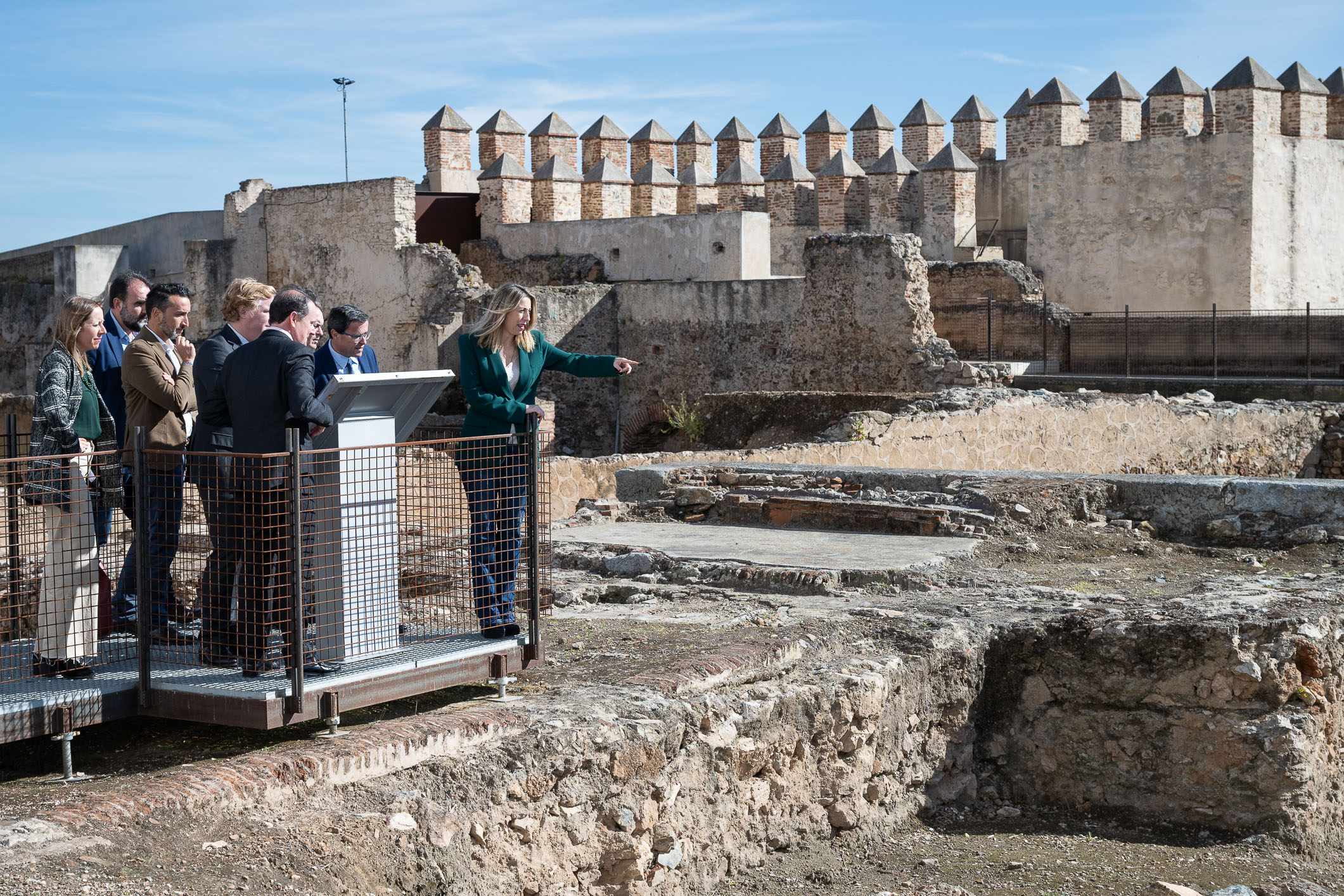 La presidenta de la Junta de Extremadura, María Guardiola, durante la visita.