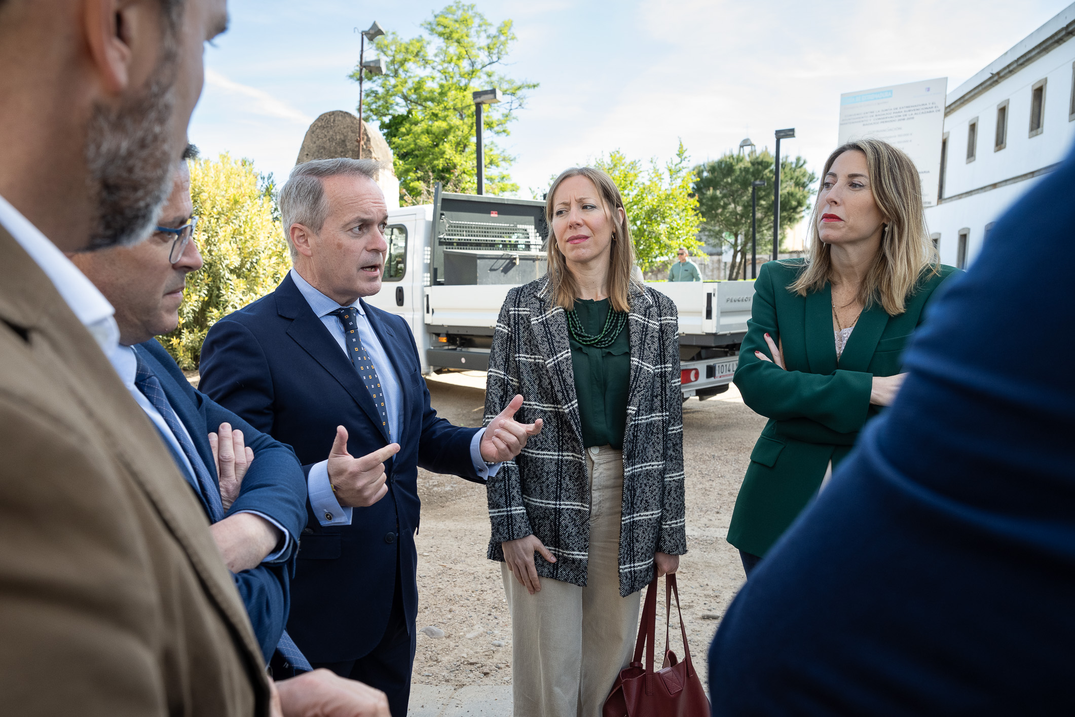 El consejero de Infraestructuras, Transporte y Vivienda, Manuel Martín Castizo, durante la visita acompañando a la presidenta de la Junta. 