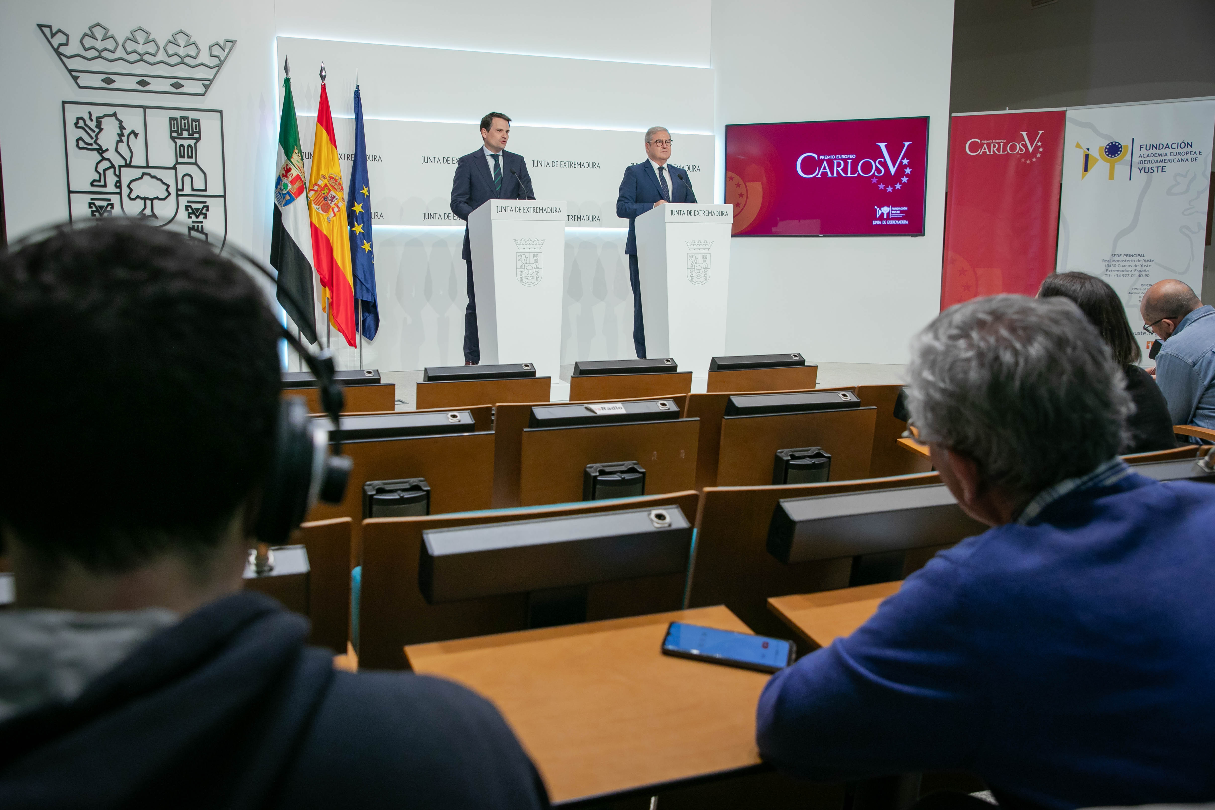 El consejero de Presidencia, Interior y Diálogo Social, Abel Bautista, en una rueda de prensa junto con el director de la Fundación Yuste, Juan Carlos Moreno