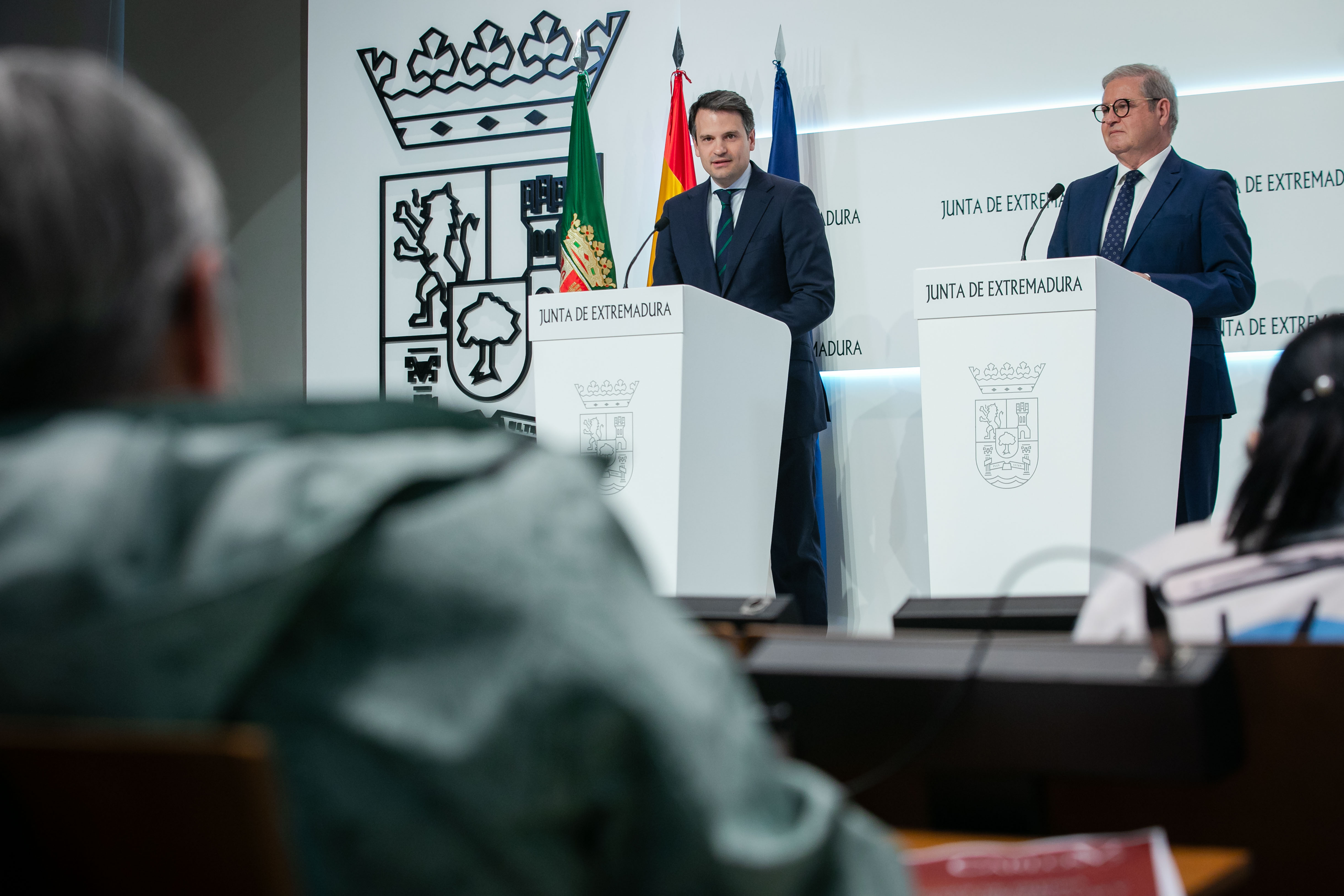 El consejero de Presidencia, Interior y Diálogo Social, Abel Bautista, en una rueda de prensa junto con el director de la Fundación Yuste, Juan Carlos Moreno