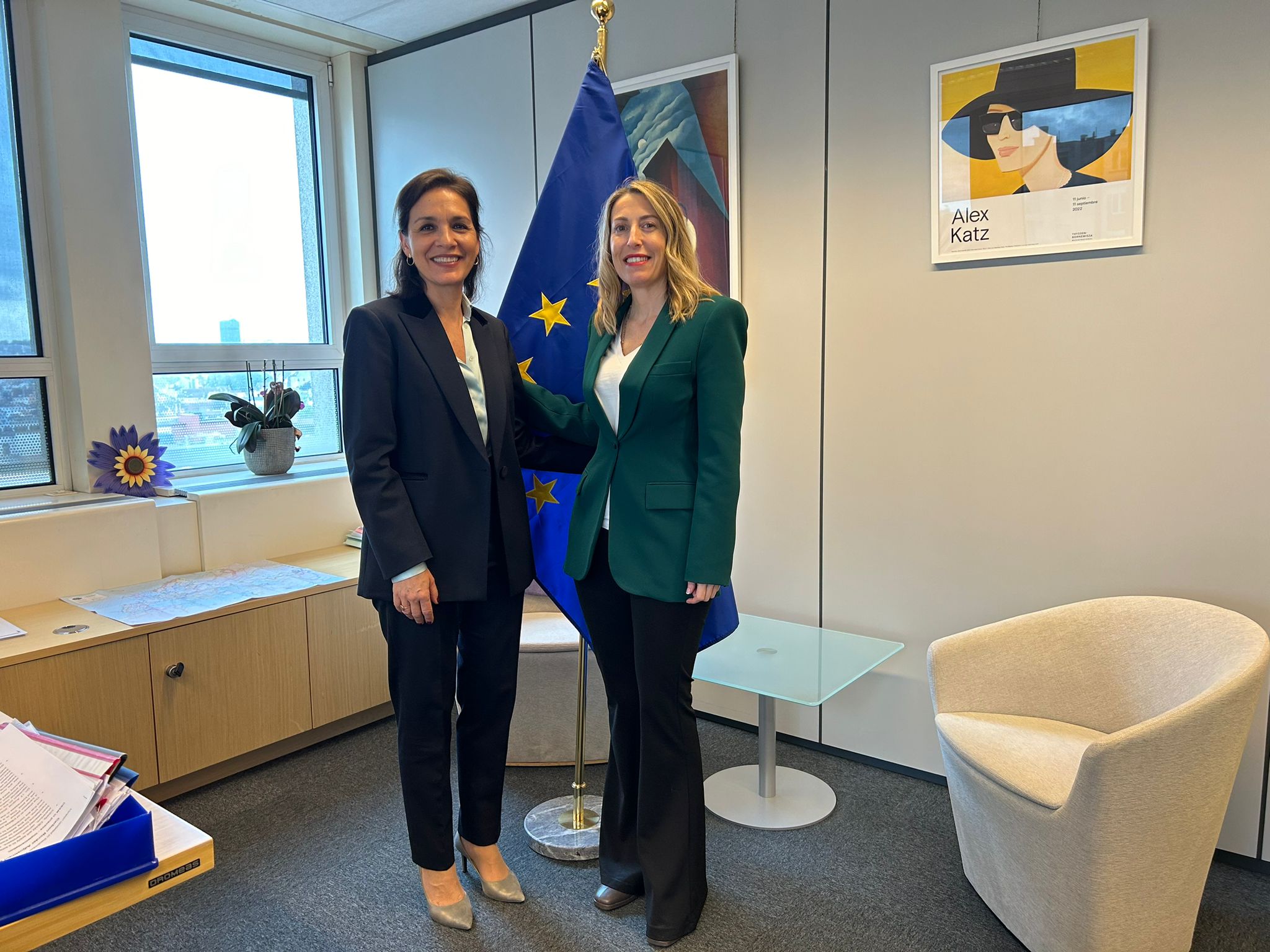 La presidenta de la Junta de Extremadura, María Guardiola, con la directora de la Energy Platform Task de la Dirección General de Energía de la Comisión Europea, Cristina Lobillo. 