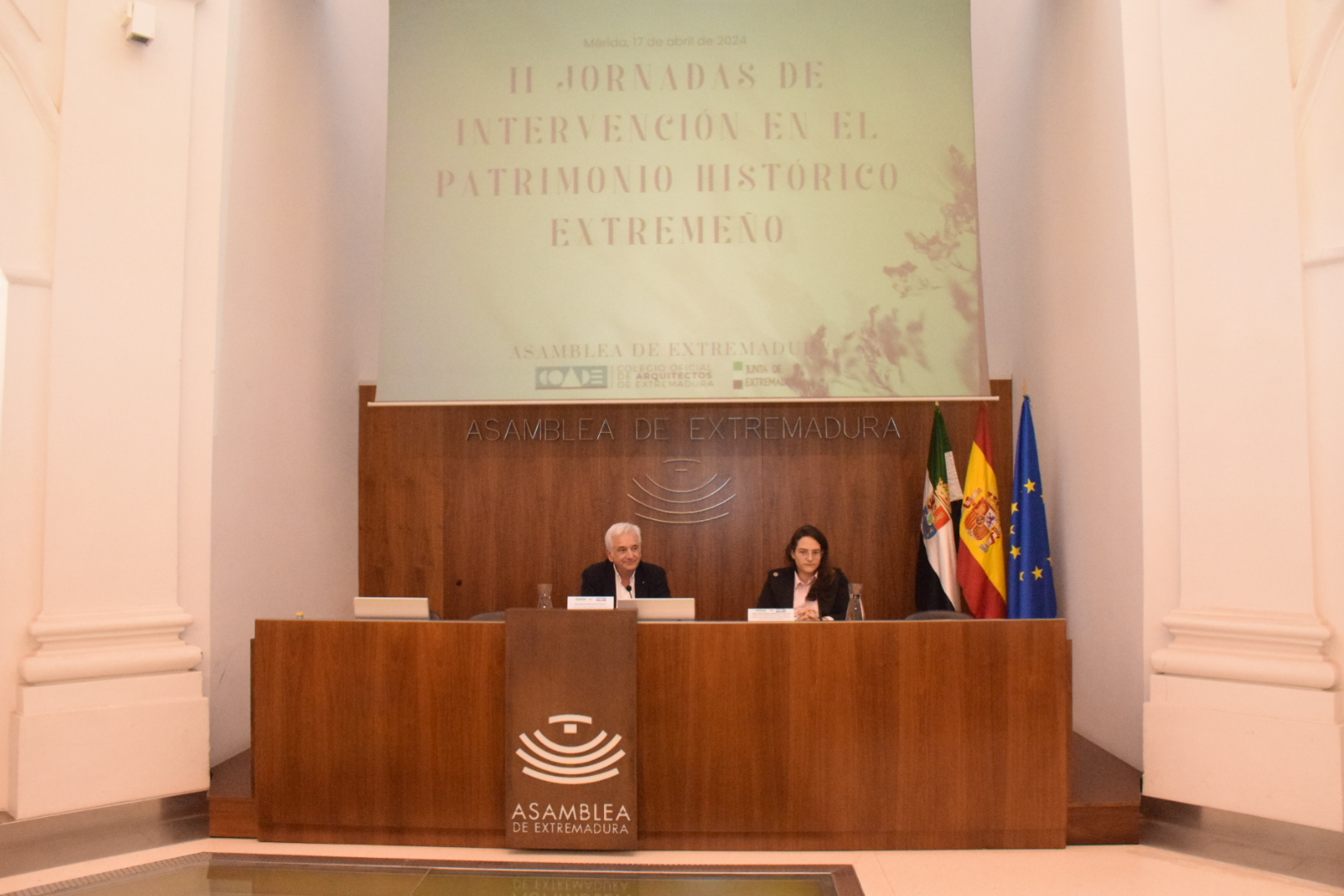 La directora general de Bibliotecas, Archivos y Patrimonio Cultural, Adela Rueda Márquez de la Plata; y el decano del COADE, Juan Antonio Ortiz Orueta, durante la inauguración.