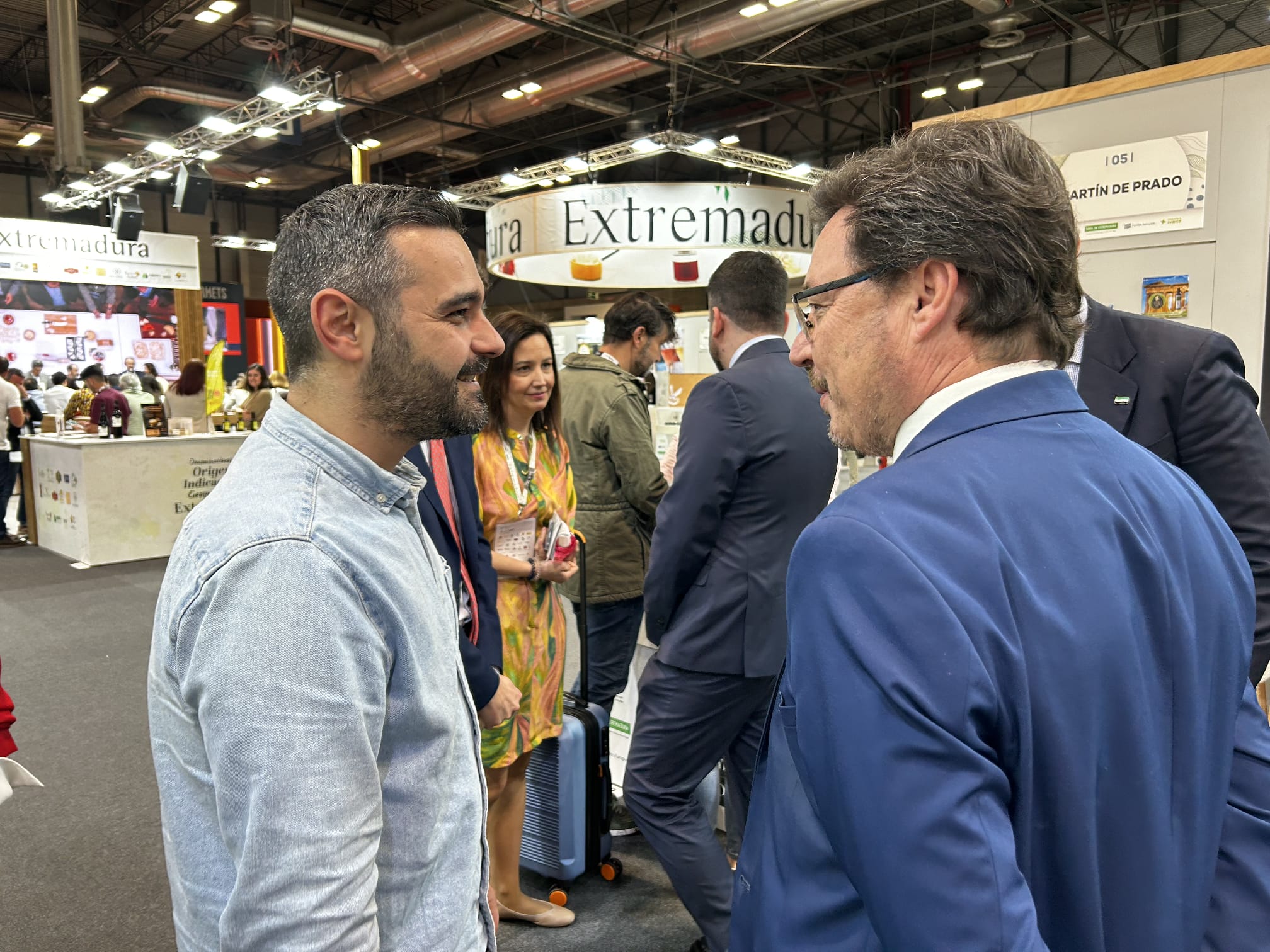 El consejero de Economía, Empleo y Transformación Digital, Guillermo Santamaría, durante la visita al Salón Gourmet.