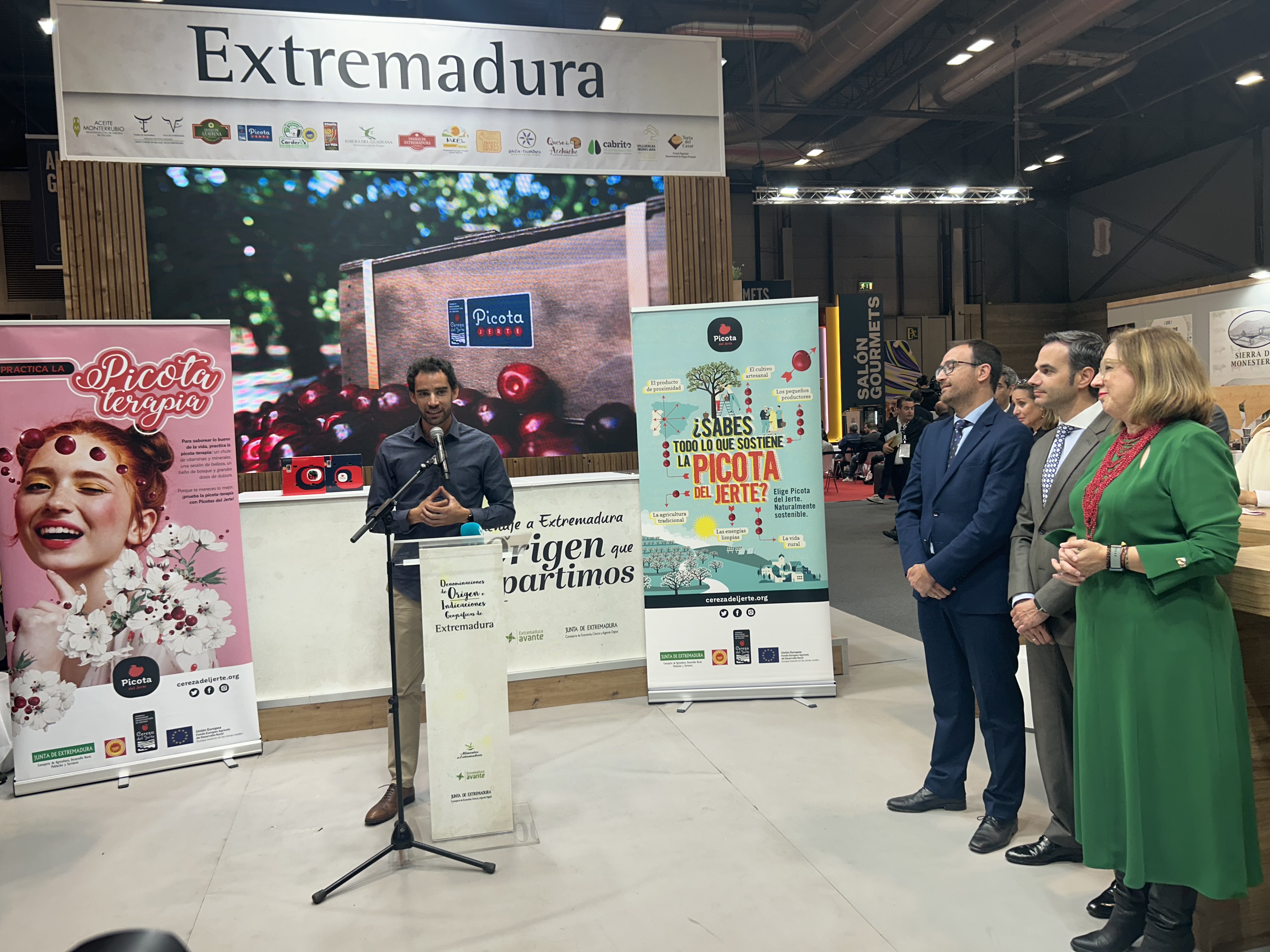 Image 4 of article Mercedes Morán entrega el Premio Excelencia Picota del Jerte al atleta Álvaro Martín en el marco del Salón Gourmets