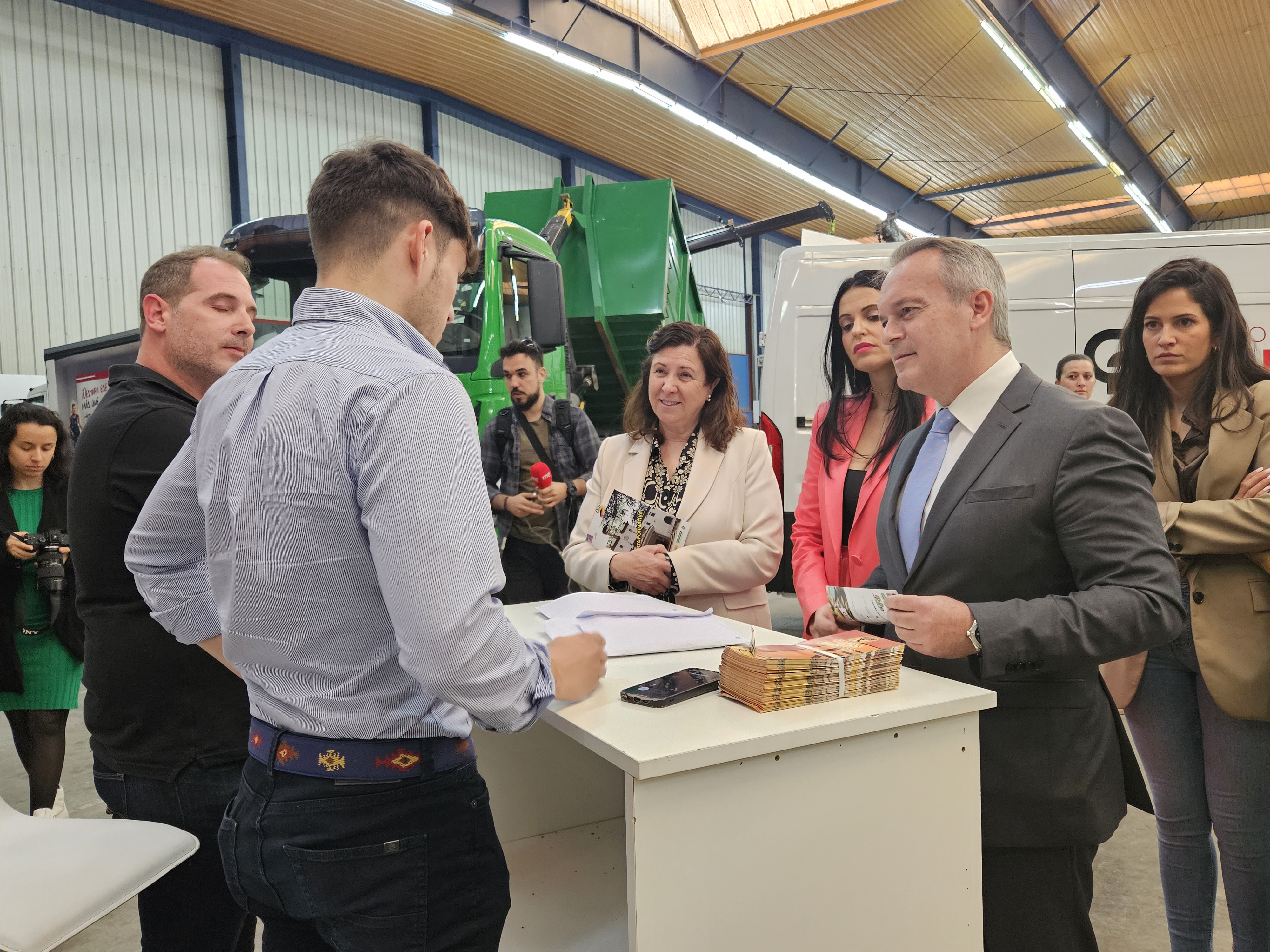 El consejero de Infraestructuras, Transporte y Vivienda, Manuel Martín Castizo, visita la feria.