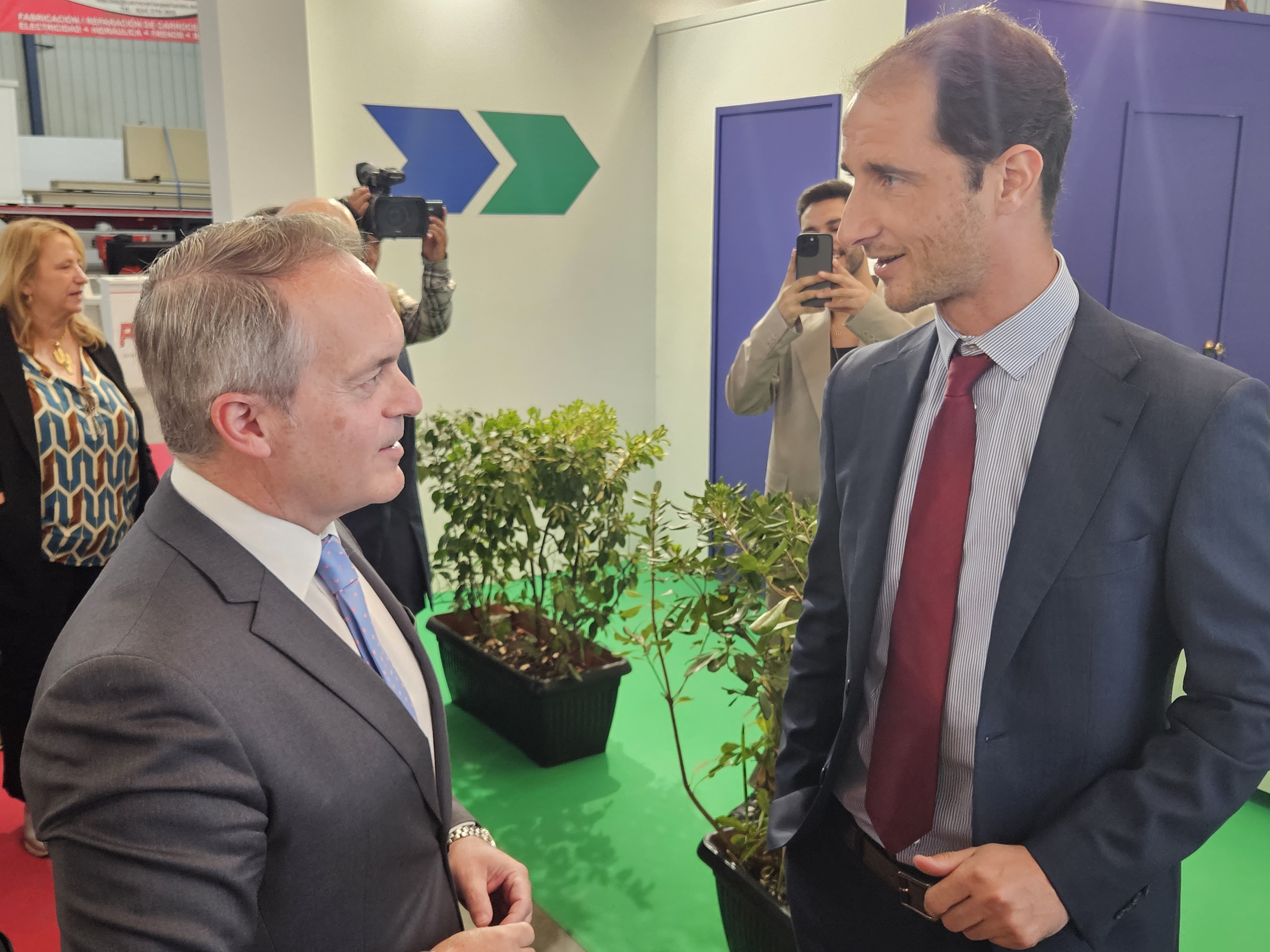 El consejero de Infraestructuras, Transporte y Vivienda, Manuel Martín Castizo, visita la feria.