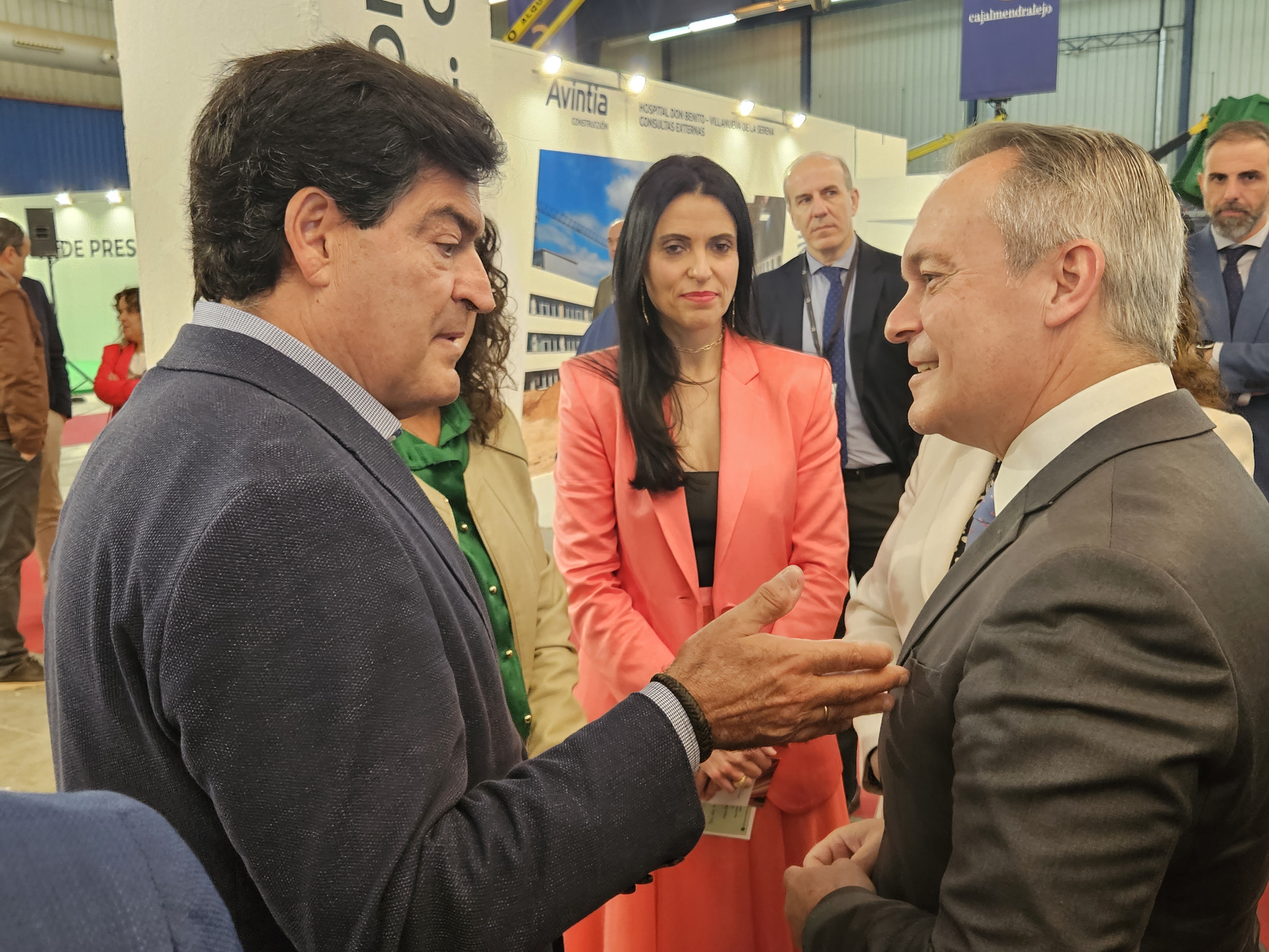 El consejero de Infraestructuras, Transporte y Vivienda, Manuel Martín Castizo, visita la feria.