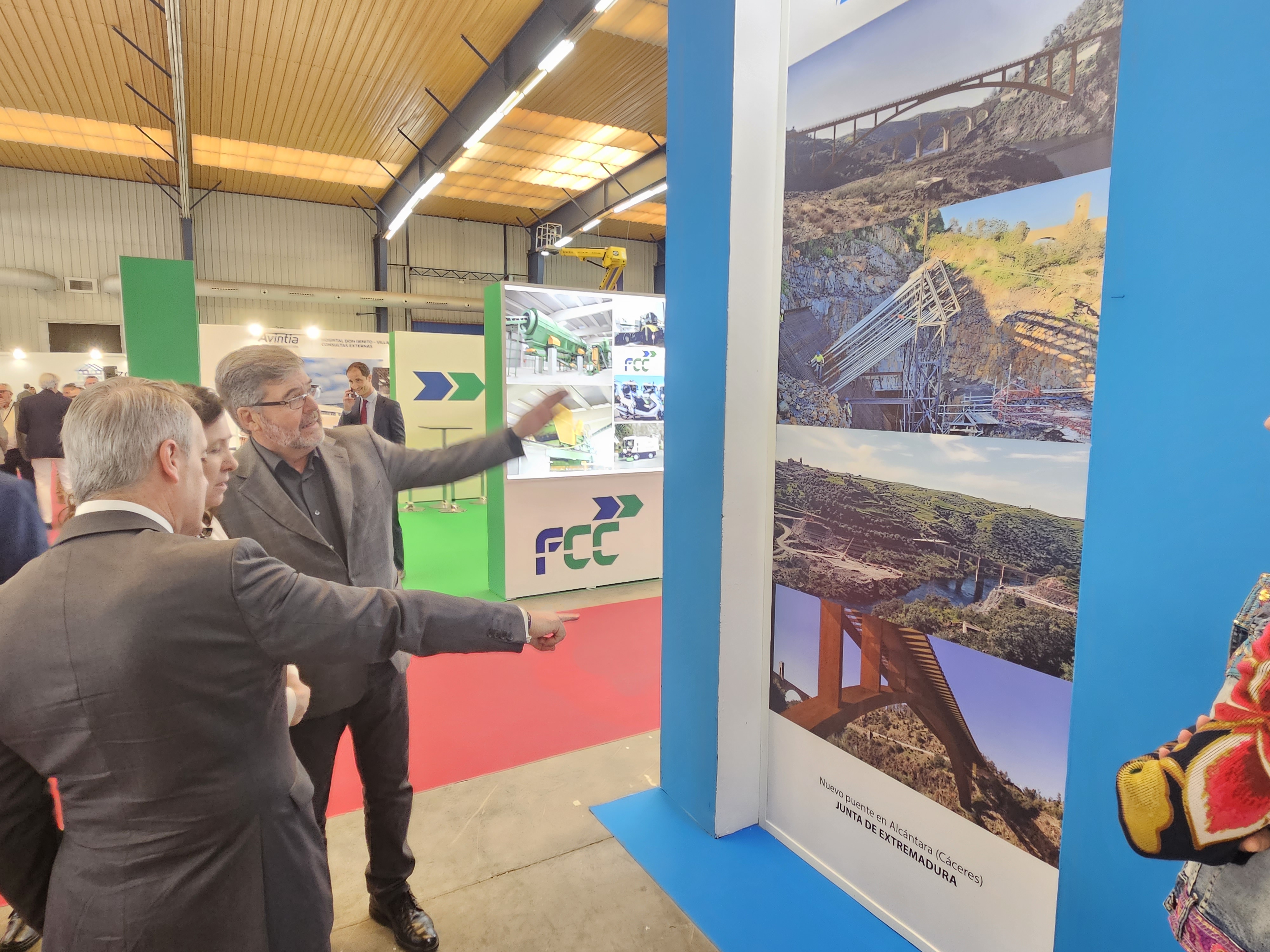 El consejero de Infraestructuras, Transporte y Vivienda, Manuel Martín Castizo, visita la feria.