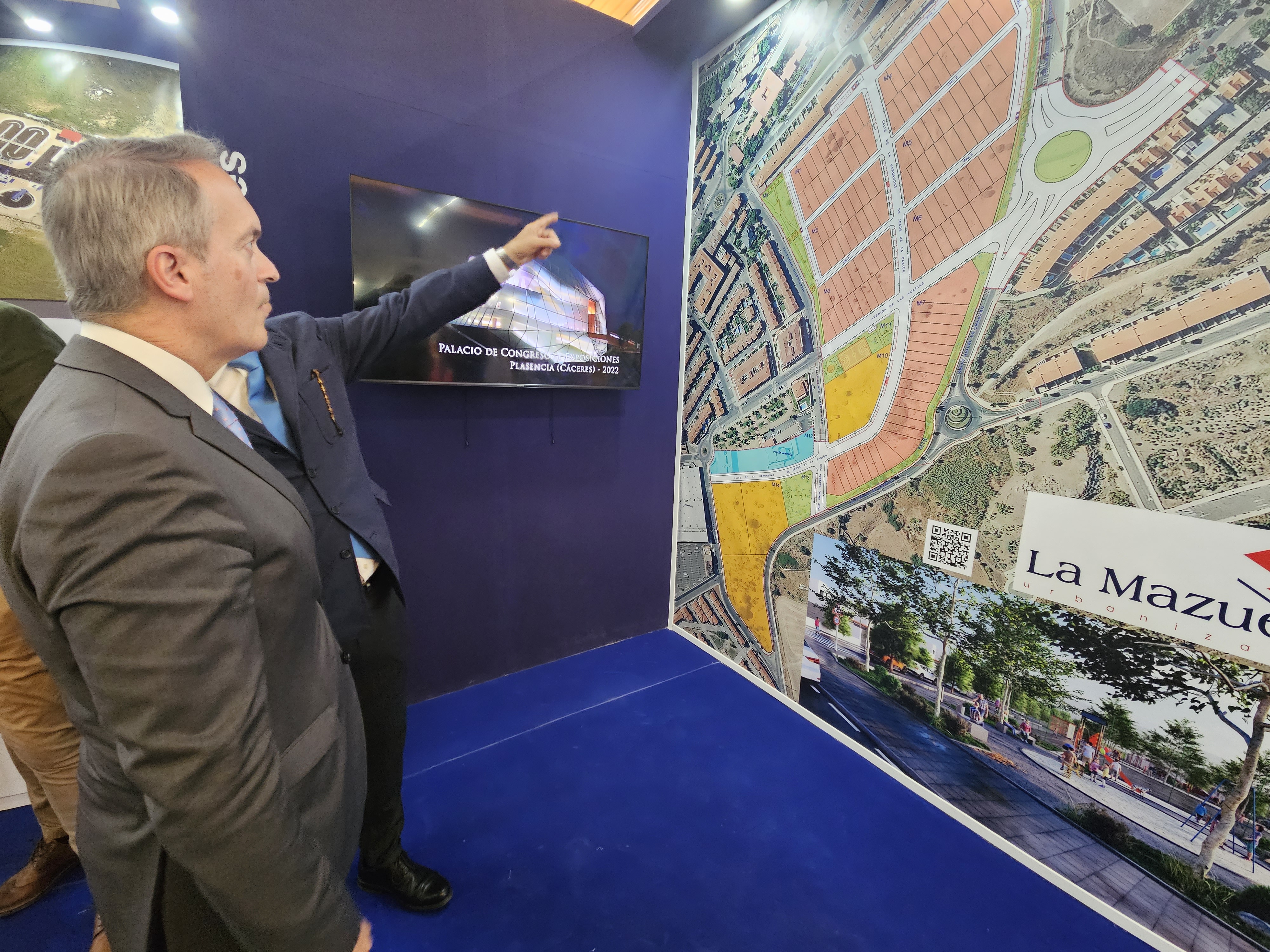 El consejero de Infraestructuras, Transporte y Vivienda, Manuel Martín Castizo, visita la feria.