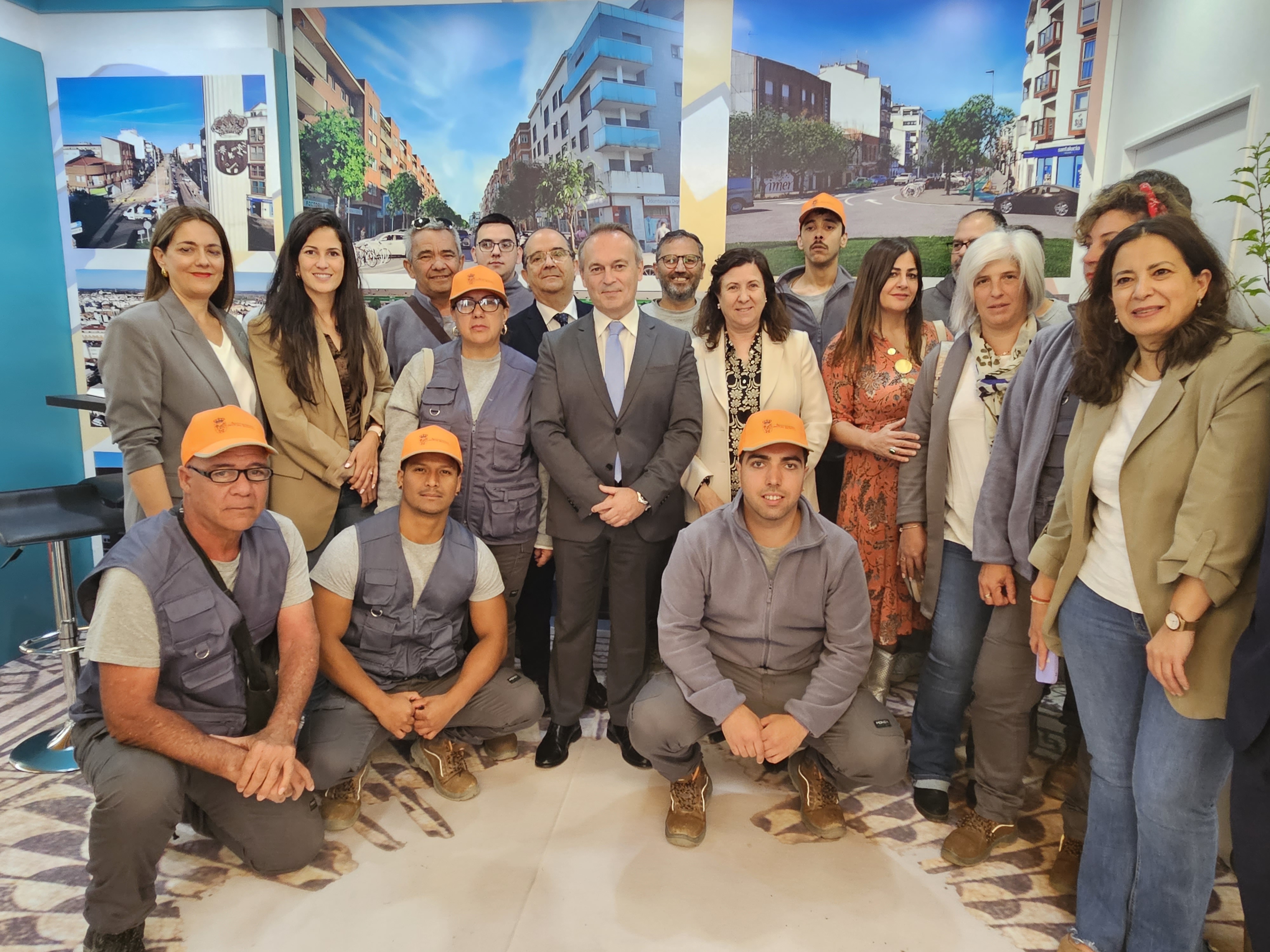 El consejero de Infraestructuras, Transporte y Vivienda, Manuel Martín Castizo, visita la feria.