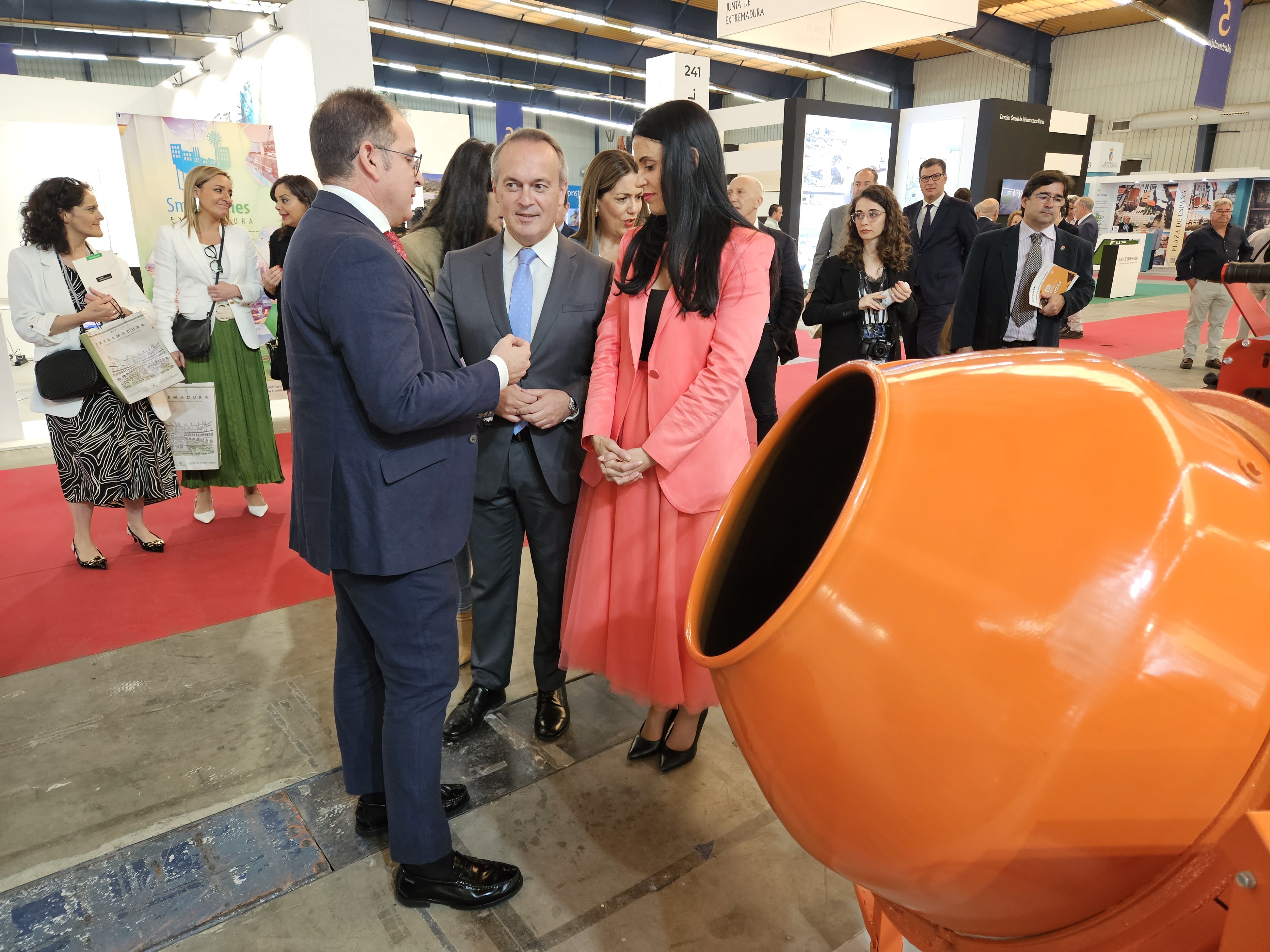 El consejero de Infraestructuras, Transporte y Vivienda, Manuel Martín Castizo, visita la feria.