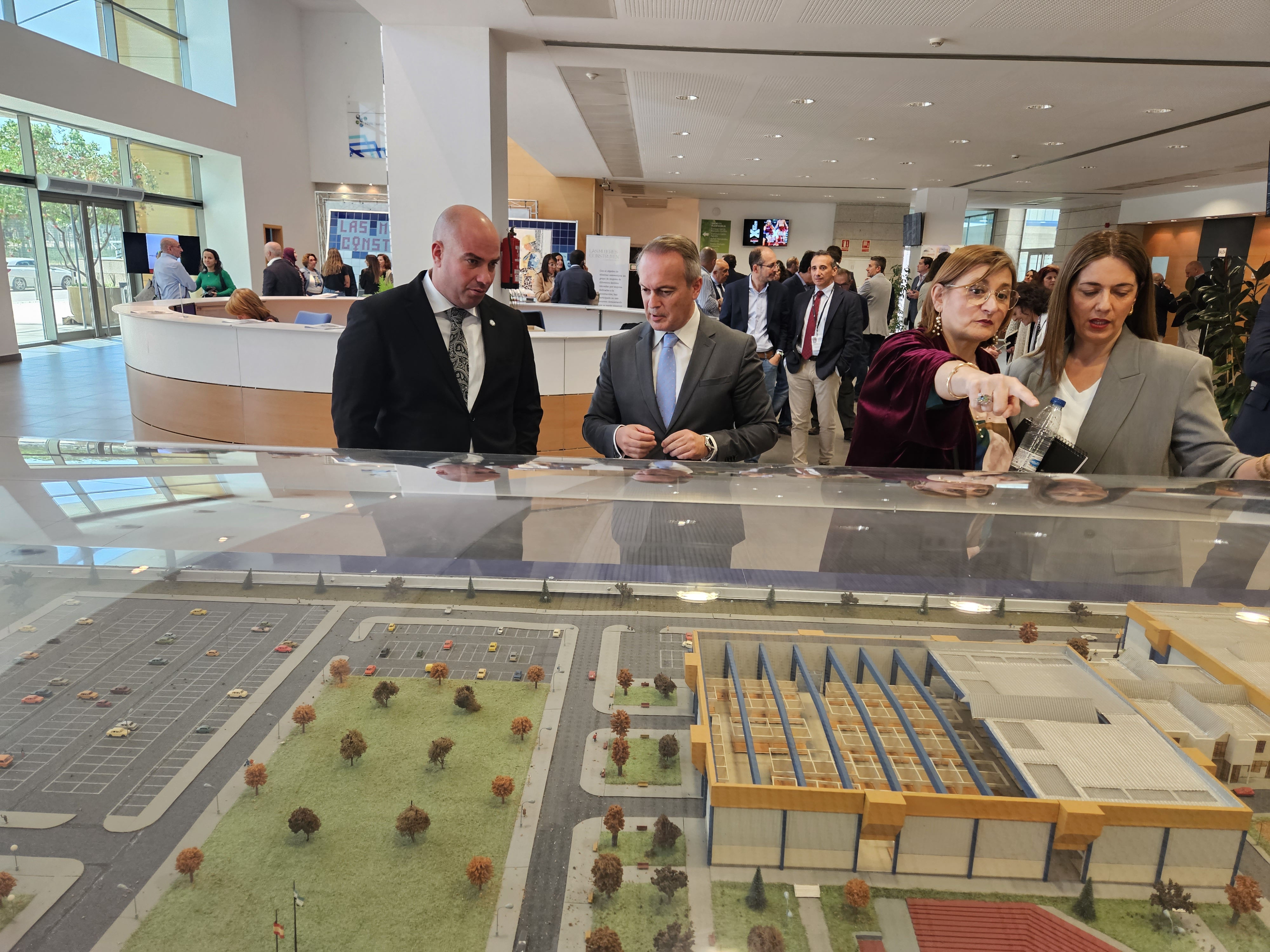 El consejero de Infraestructuras, Transporte y Vivienda, Manuel Martín Castizo, visita la feria.