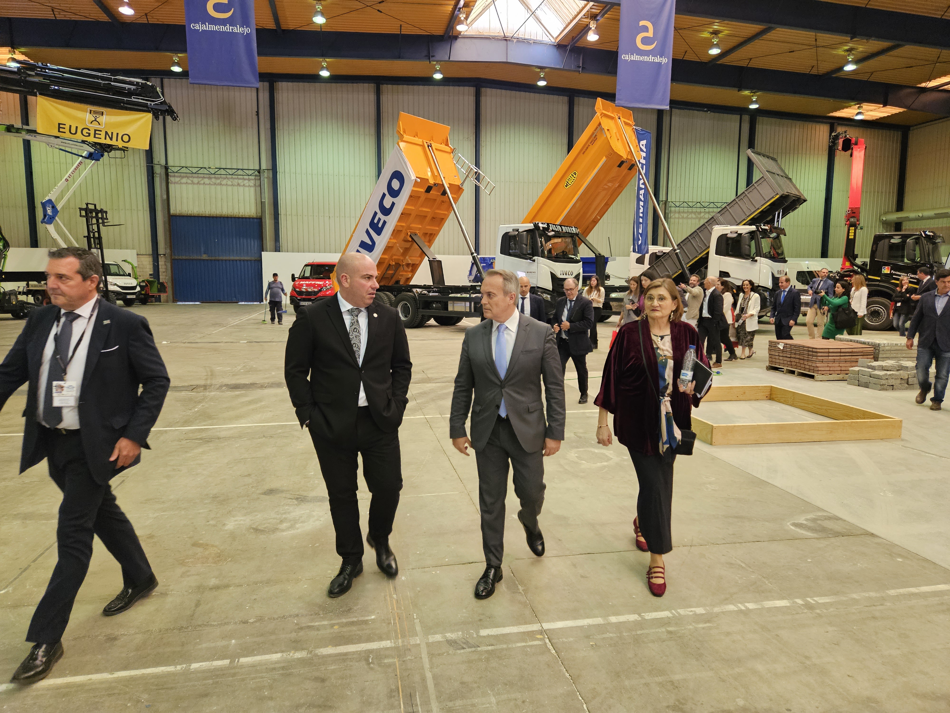 El consejero de Infraestructuras, Transporte y Vivienda, Manuel Martín Castizo, visita la feria.