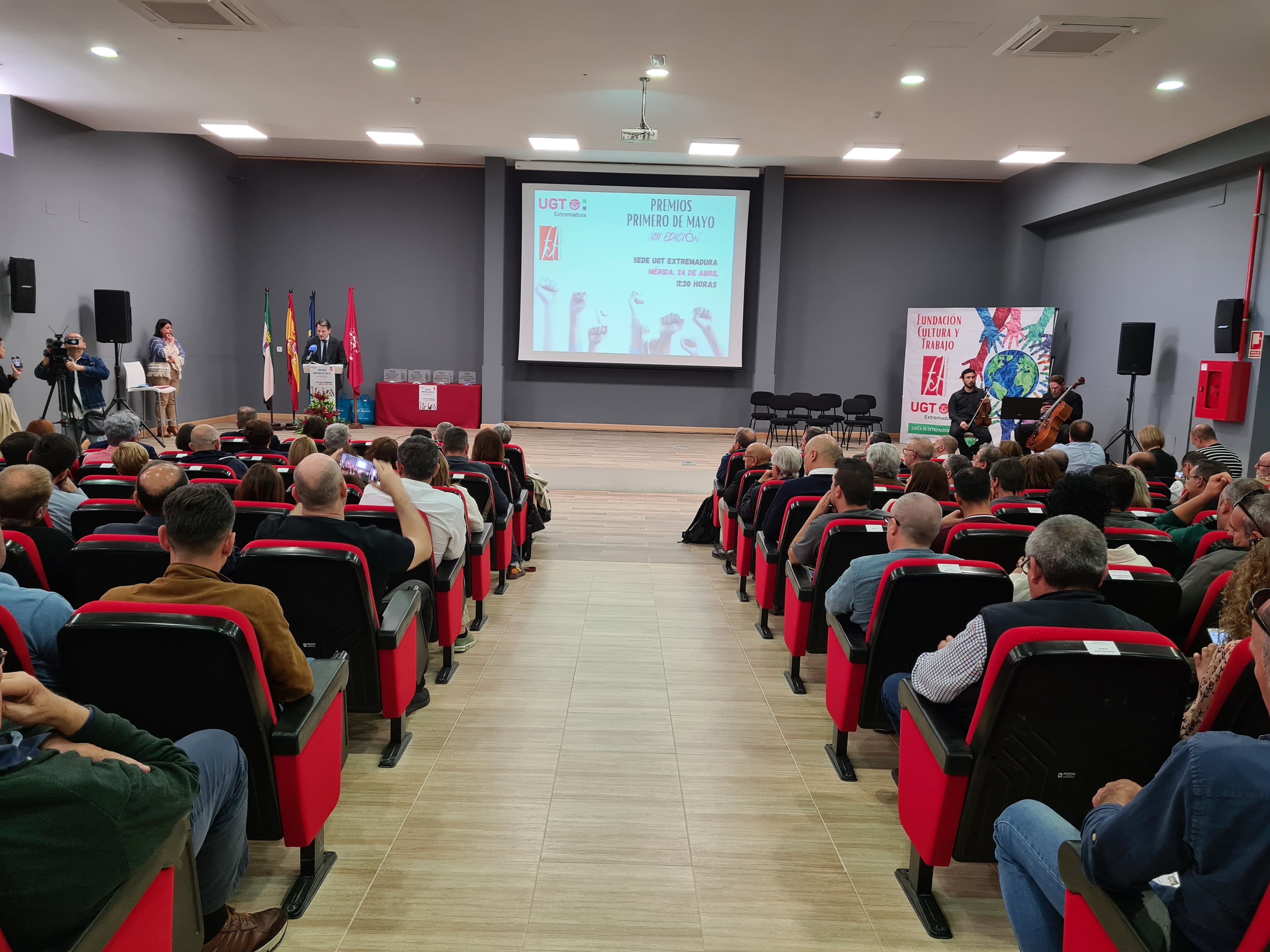 Image 2 of article Abel Bautista destaca los cimientos sólidos sobre los que se está asentando el diálogo social en la construcción de una Extremadura mejor