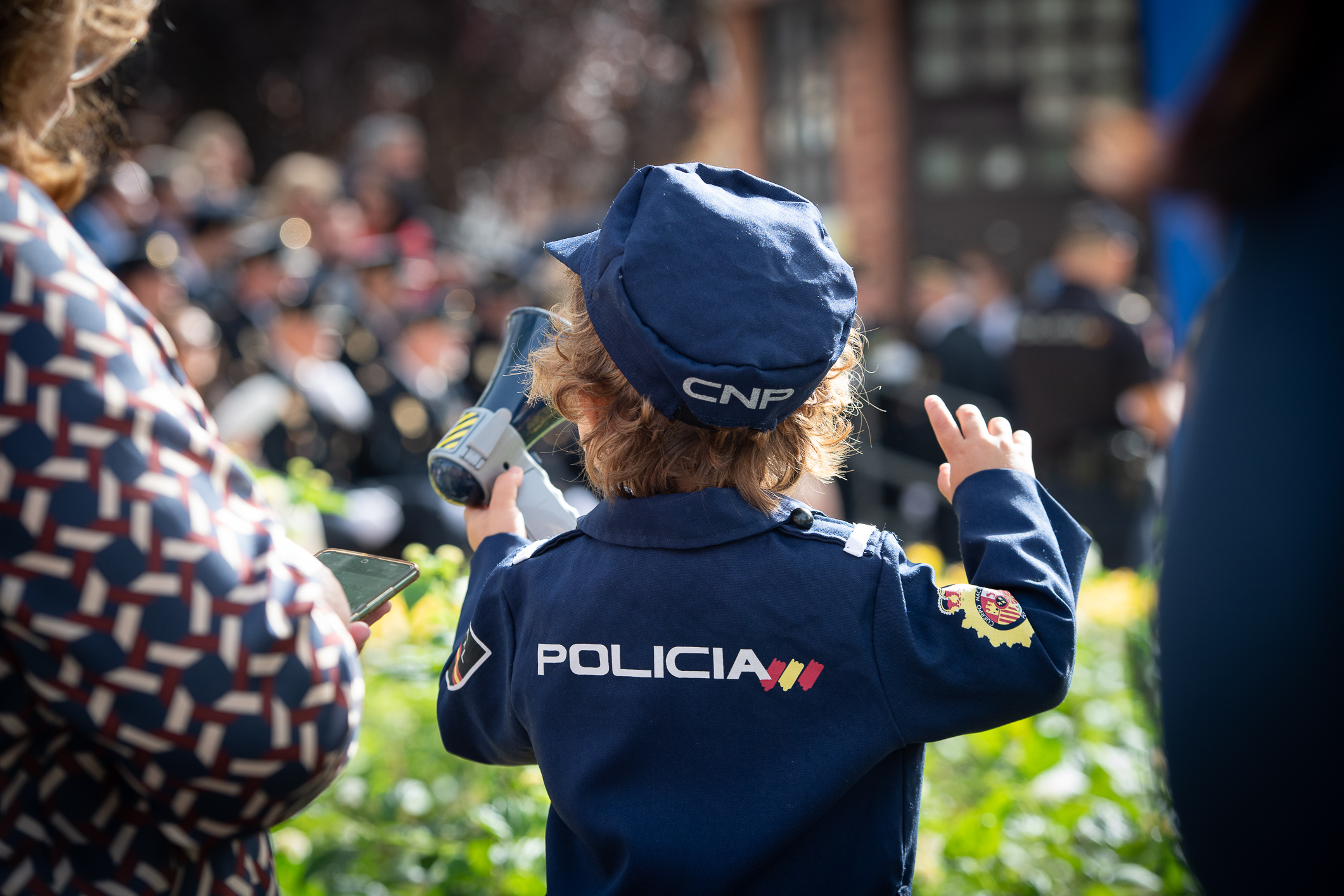Foto detalle niño participante en el Día de la Policía