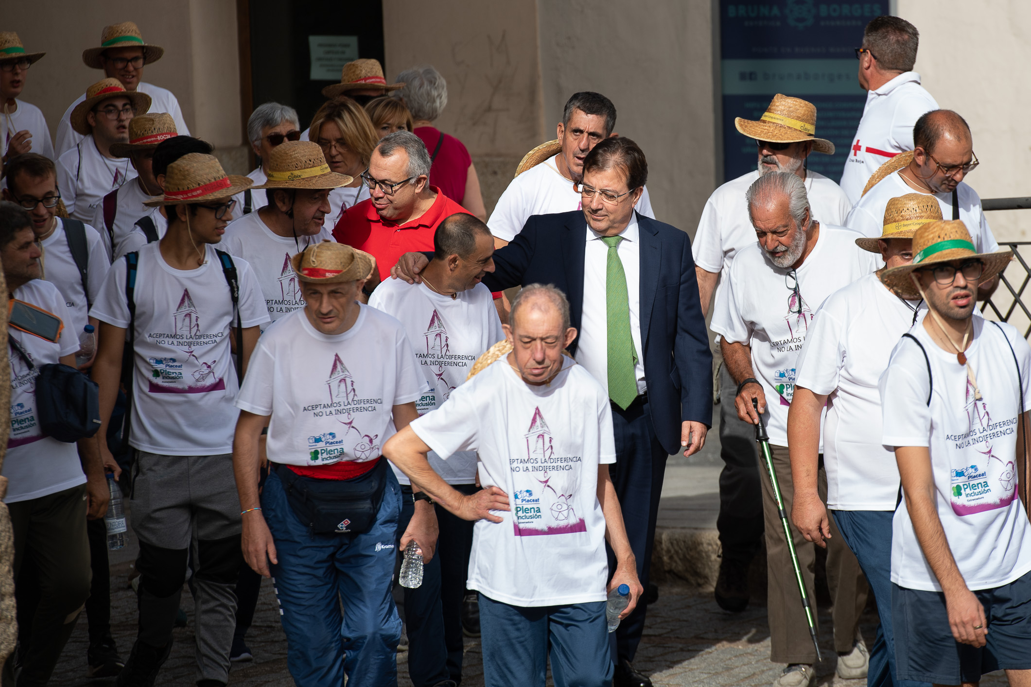 Presidente Guillermo Fernández Vara con senderistas Plena inclusión