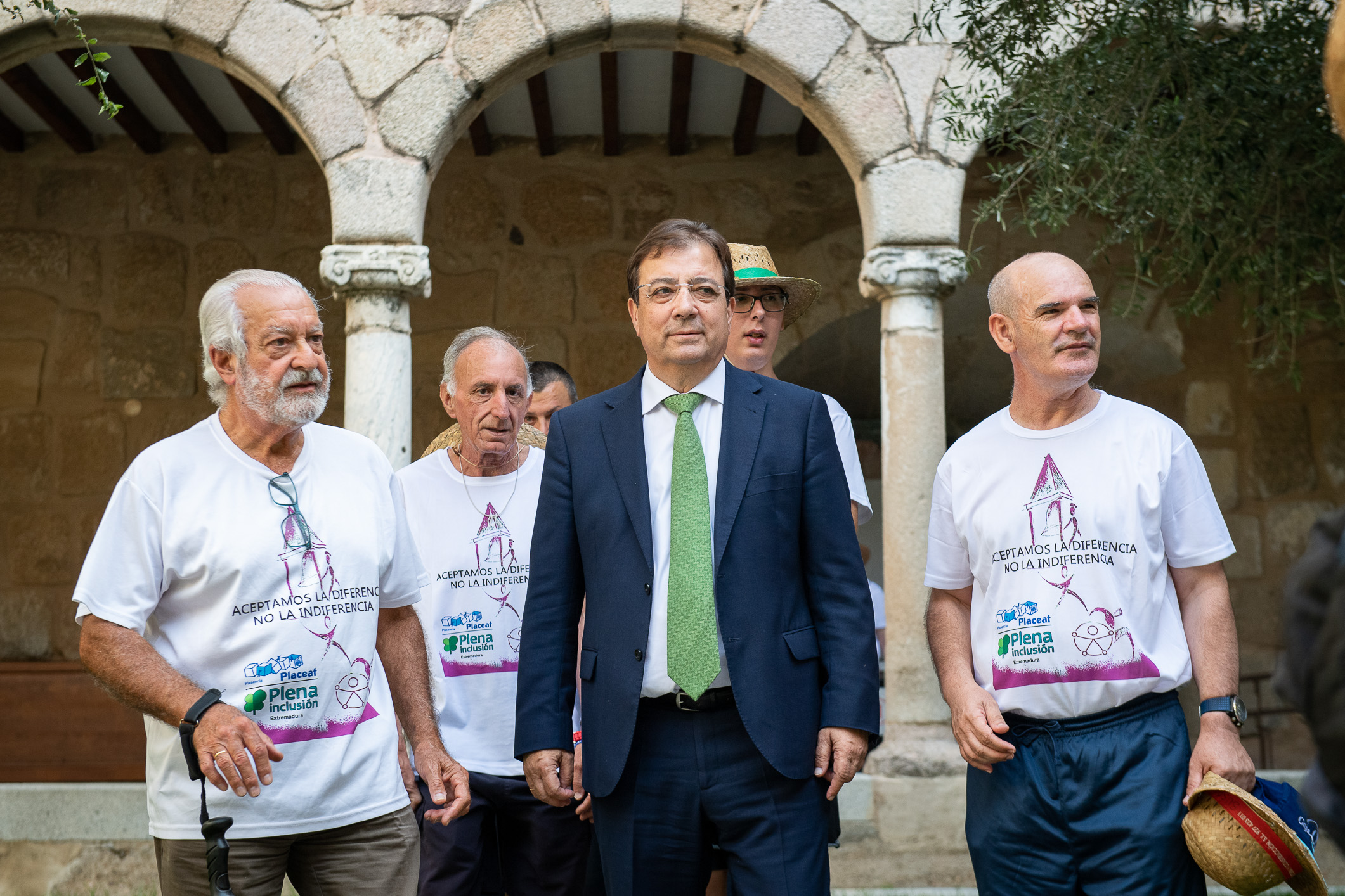 Presidente Guillermo Fernández Vara con senderistas