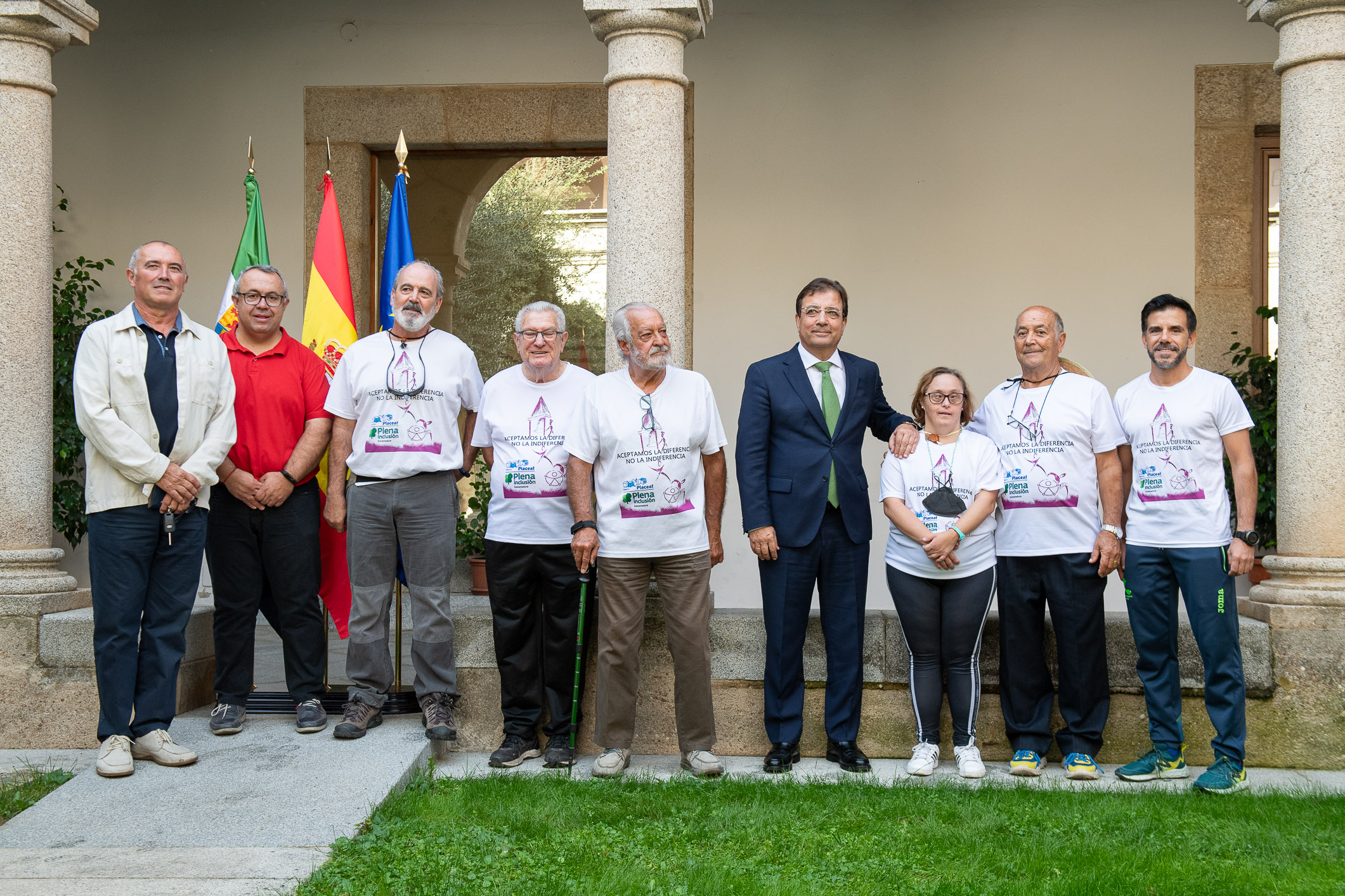 Guillermo Fernández Vara junto a Pedro Calderón, Francisco Valverde y otras personas senderistas