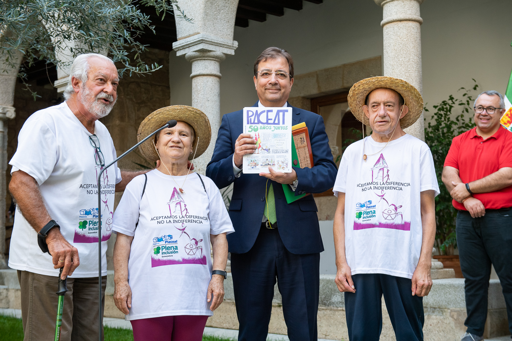 Entrega de regalo a Guillermo Fernández Vara