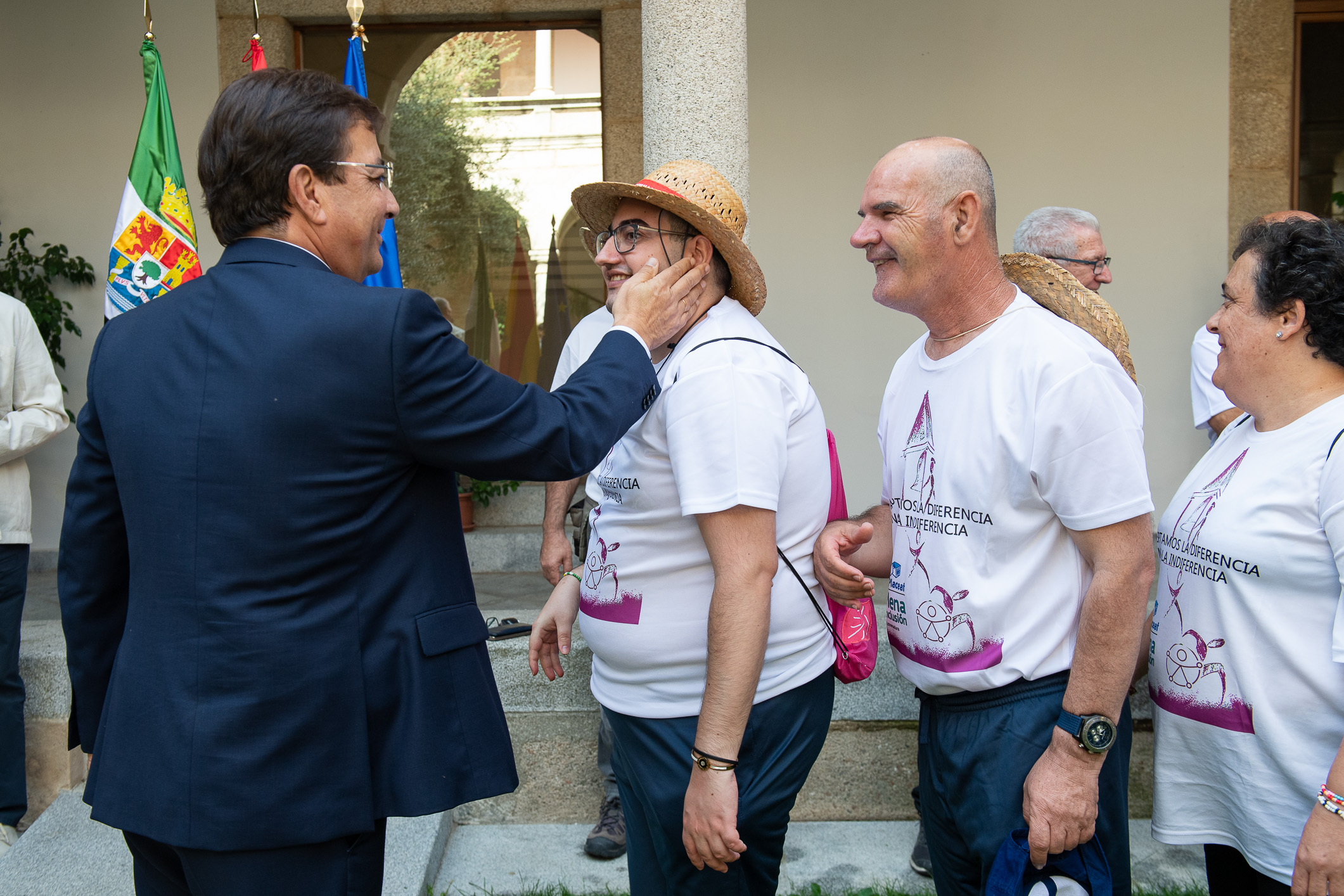 Guillermo Fernández Vara saluda a las personas participantes