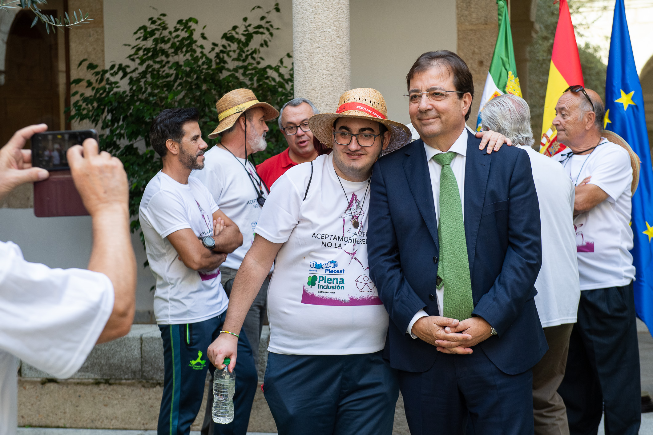 Guillermo Fernández Vara se fotografía con uno de los participantes