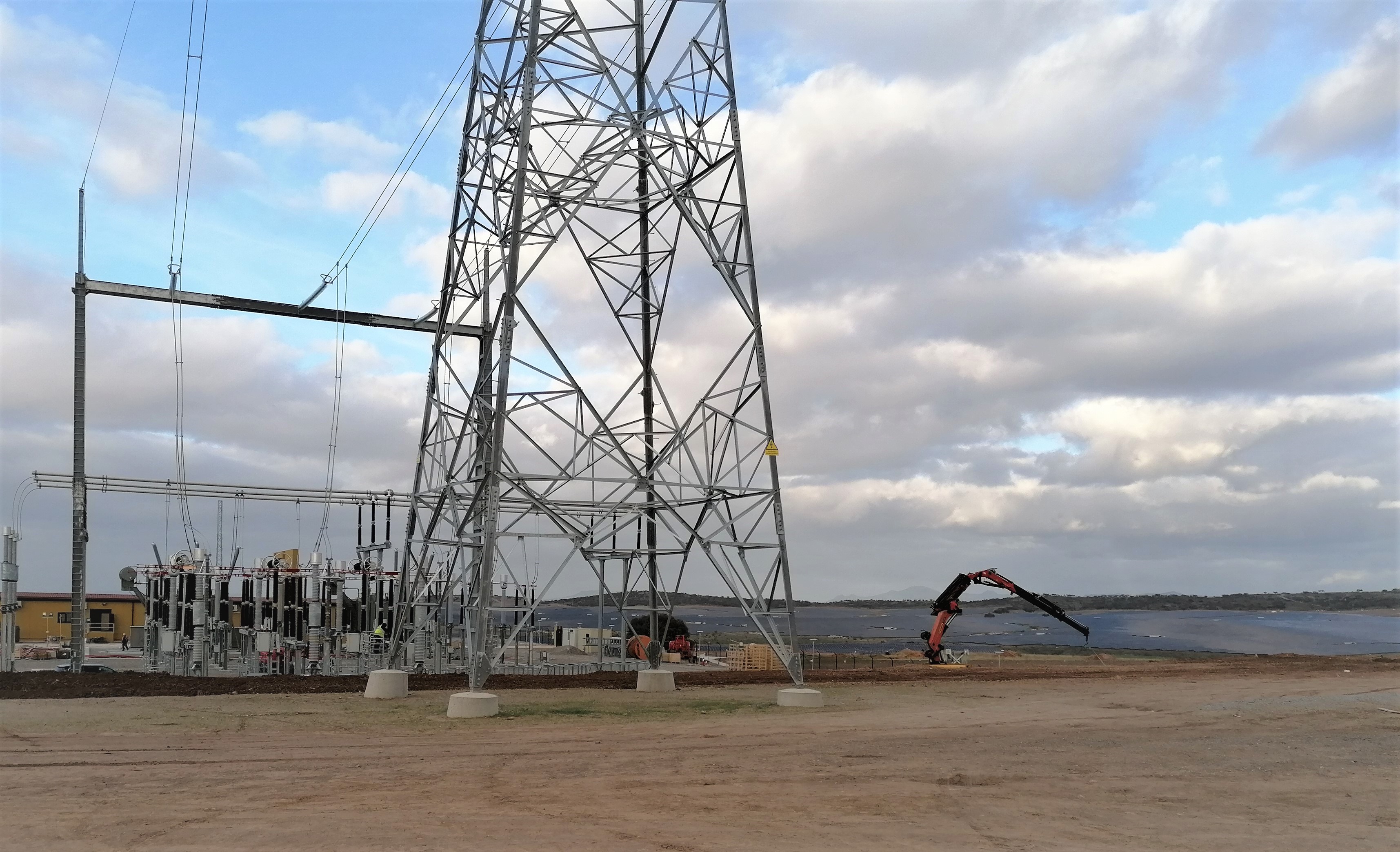 Planta solar y columna eléctrica