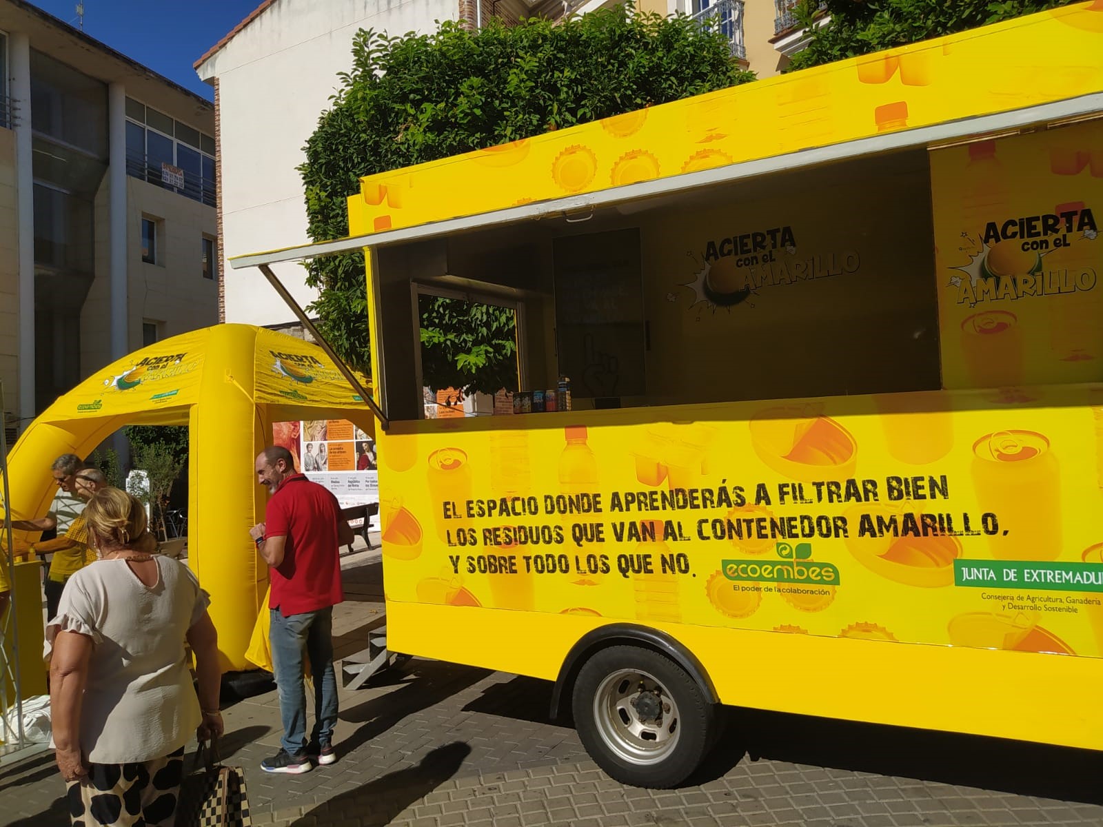 Image 1 of article La campaña de reciclaje de envases 'Acierta con el Amarillo' recalará en once municipios de Extremadura