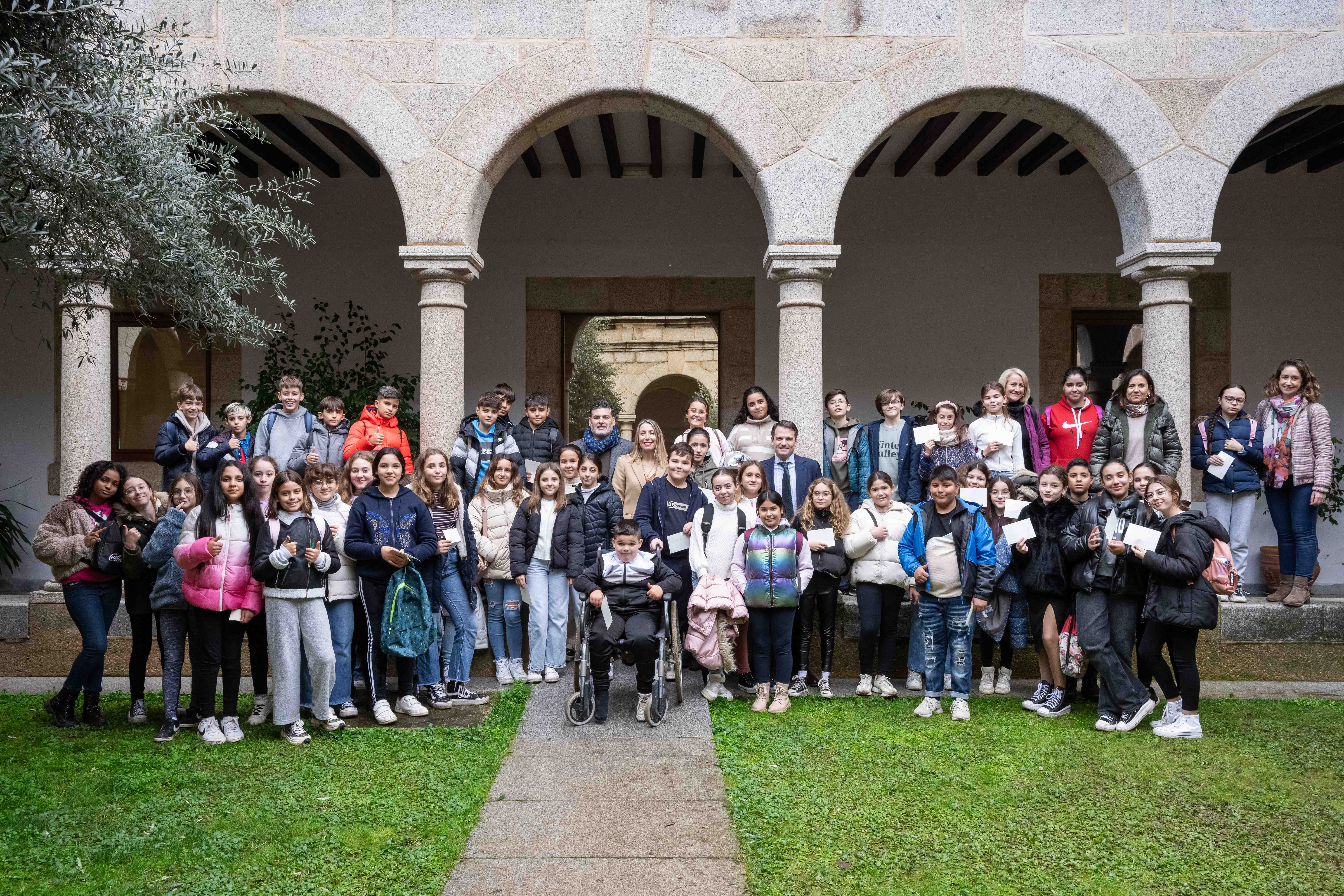 Image 14 of article Estudiantes del CEIP San José de Calamonte traen la Navidad a la sede de la Junta de Extremadura